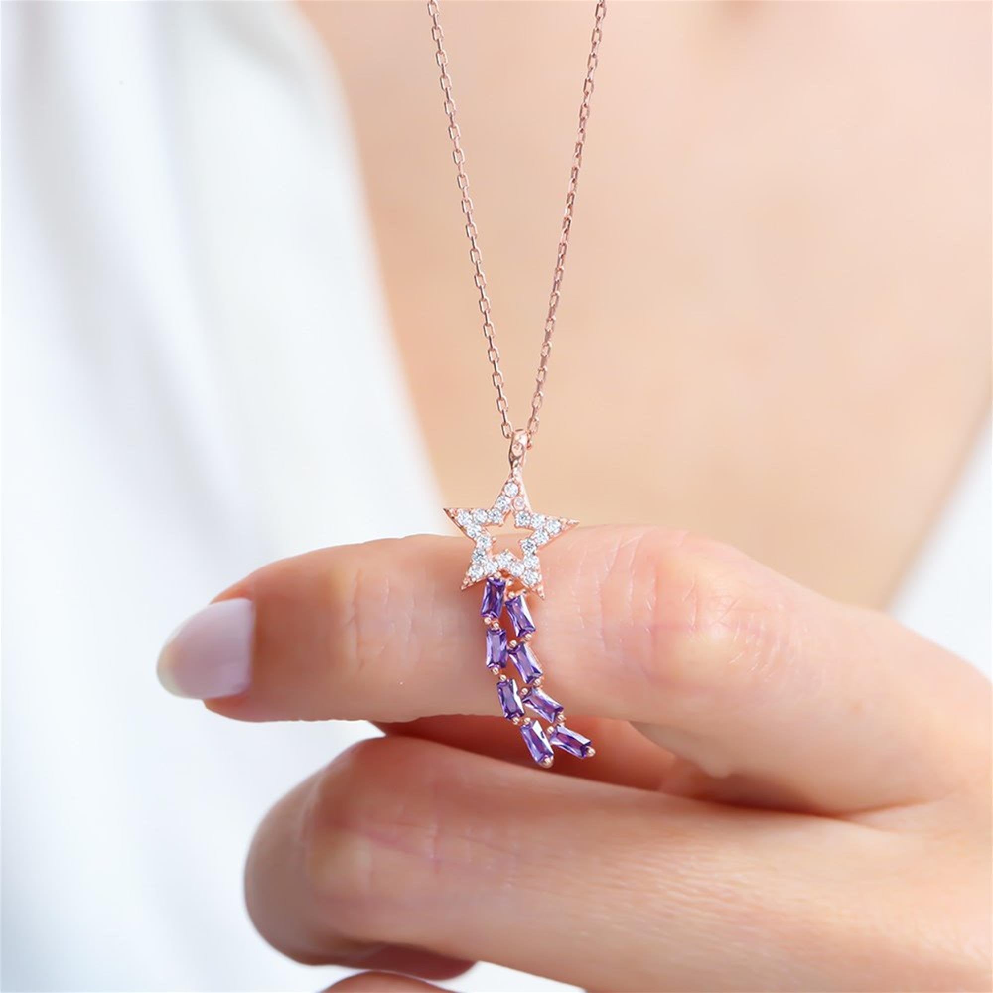 Collar de estrella fugaz en plata de ley bañada en oro rosa, decorado con piedras baguette amatista – accesorio cósmico encantador.