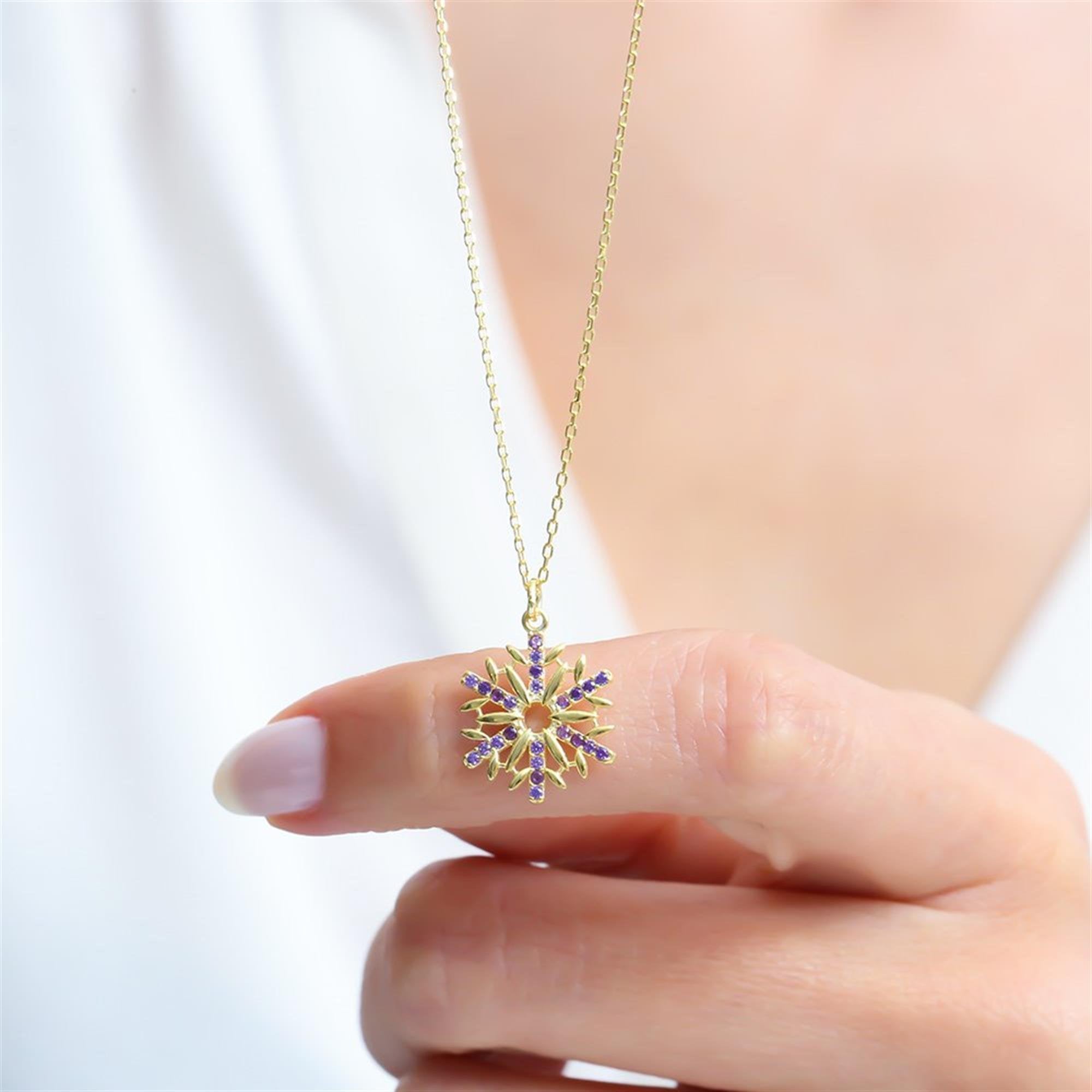 Gold snowflake necklace with amethyst stones – a winter-inspired crystal pendant that brings elegance and sparkle to your style.