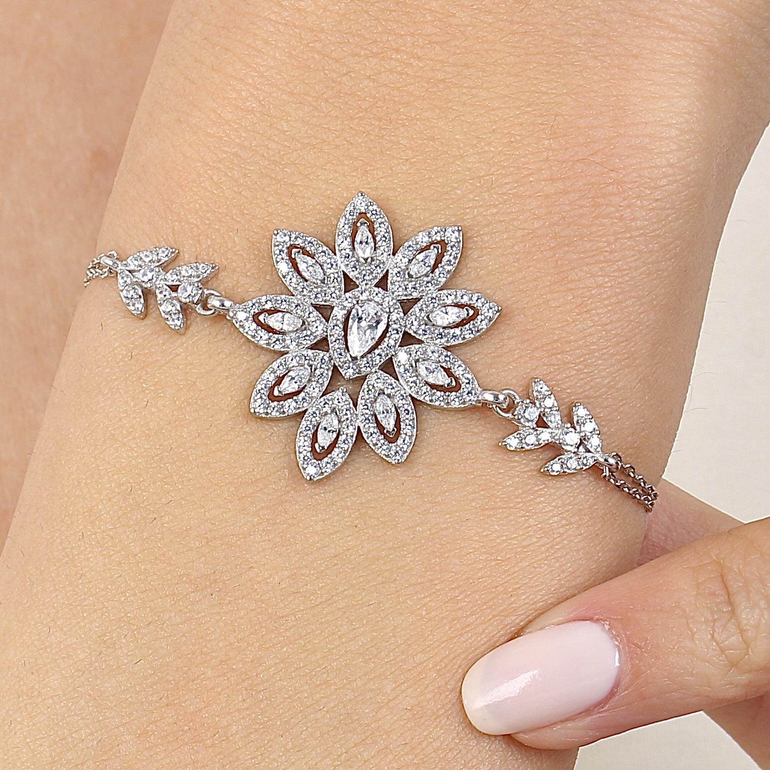 Effective Diamond Quadruple Flower Bracelet