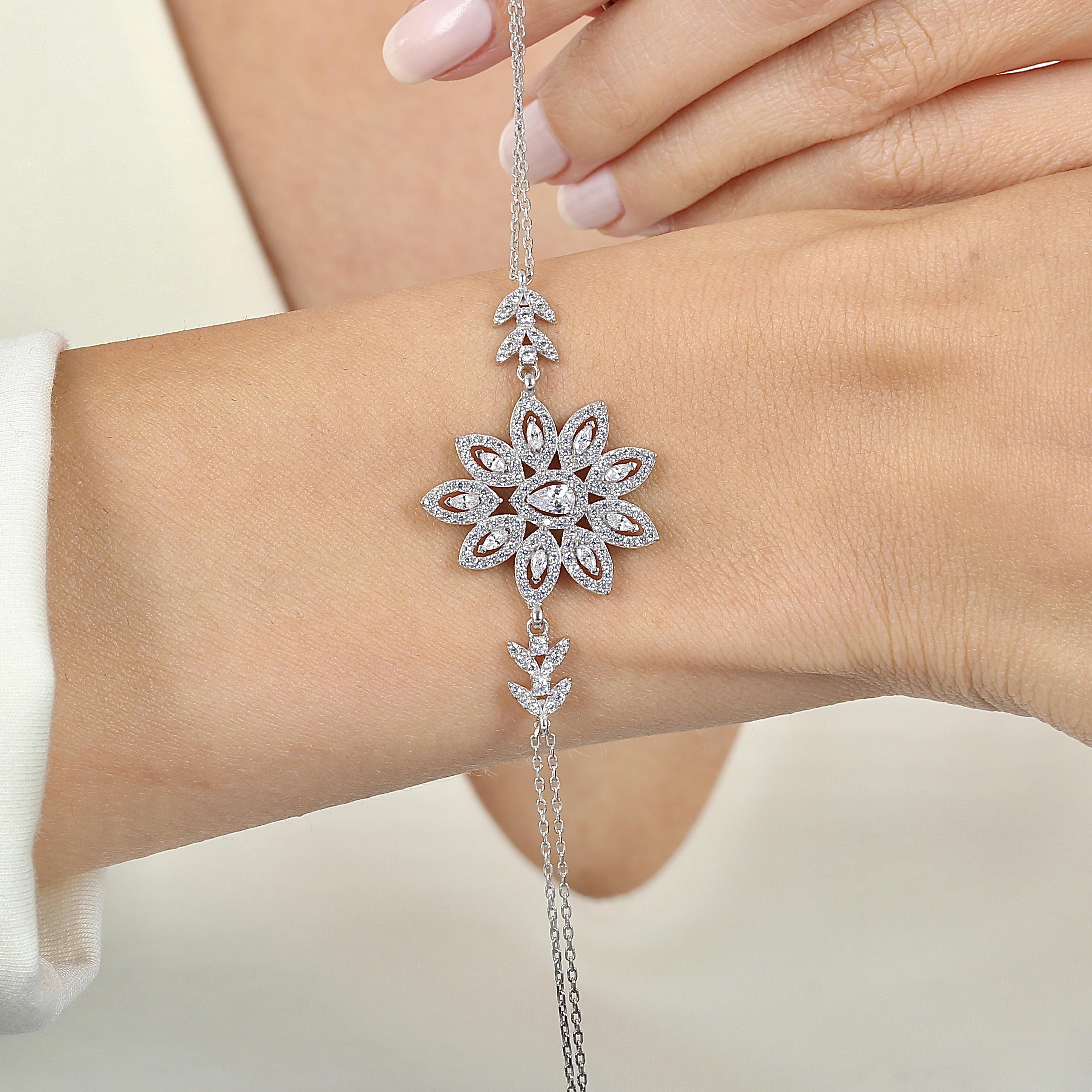 Effective Diamond Quadruple Flower Bracelet