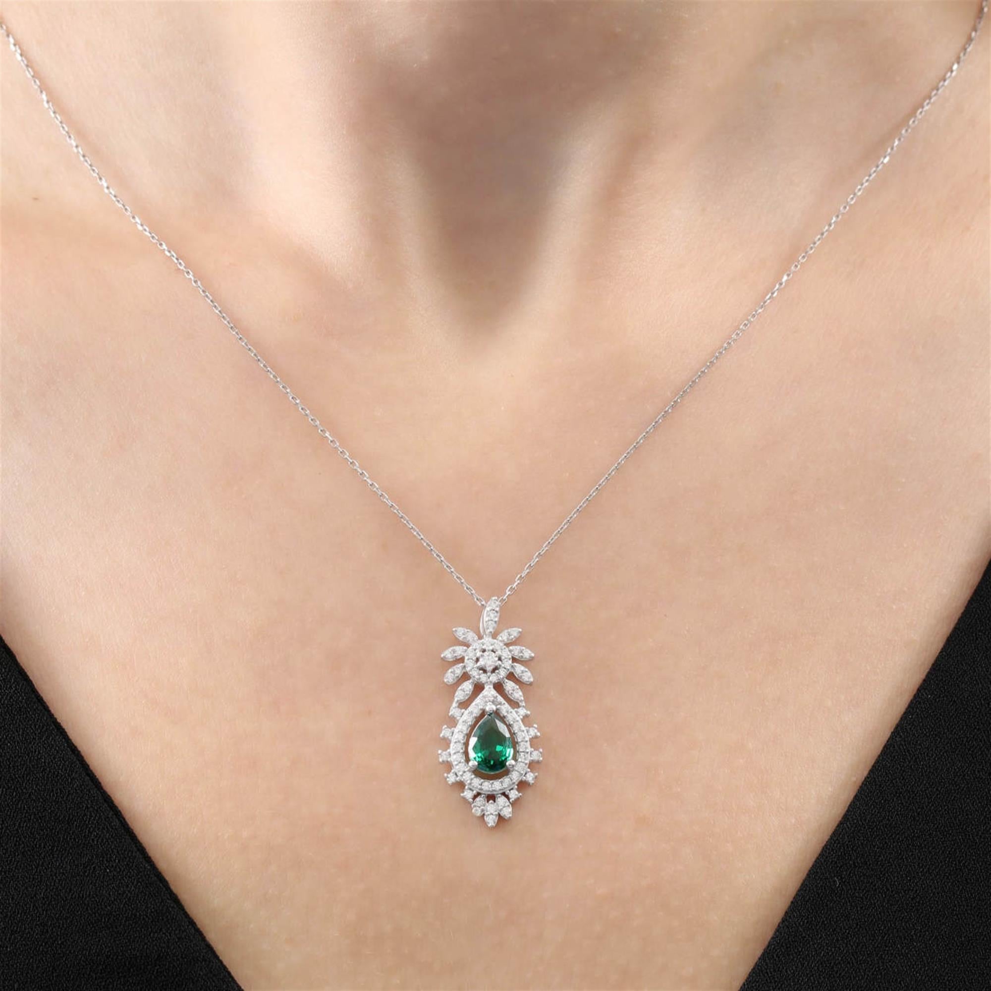 Collar de plata con piedra verde en forma de gota y diseño floral brillante