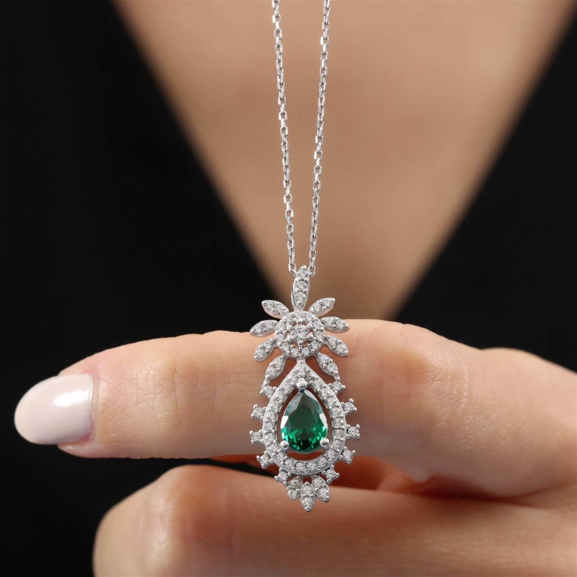 Silberne Halskette mit grünem Tropfenstein, Blumenmuster und Zirkoniasteinbesatz