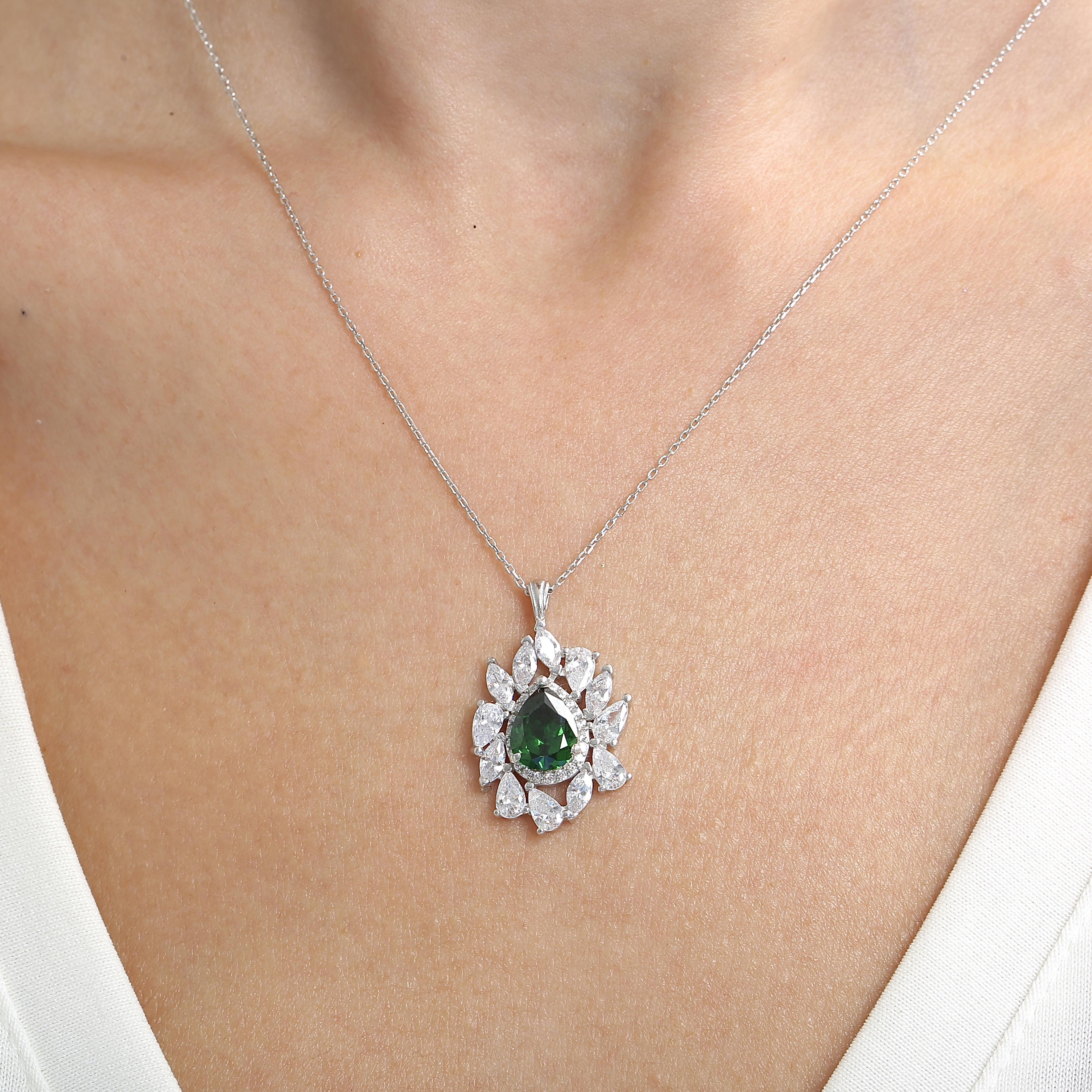 Effective Diamond Istanbul Grandeur Emerald Silver Necklace