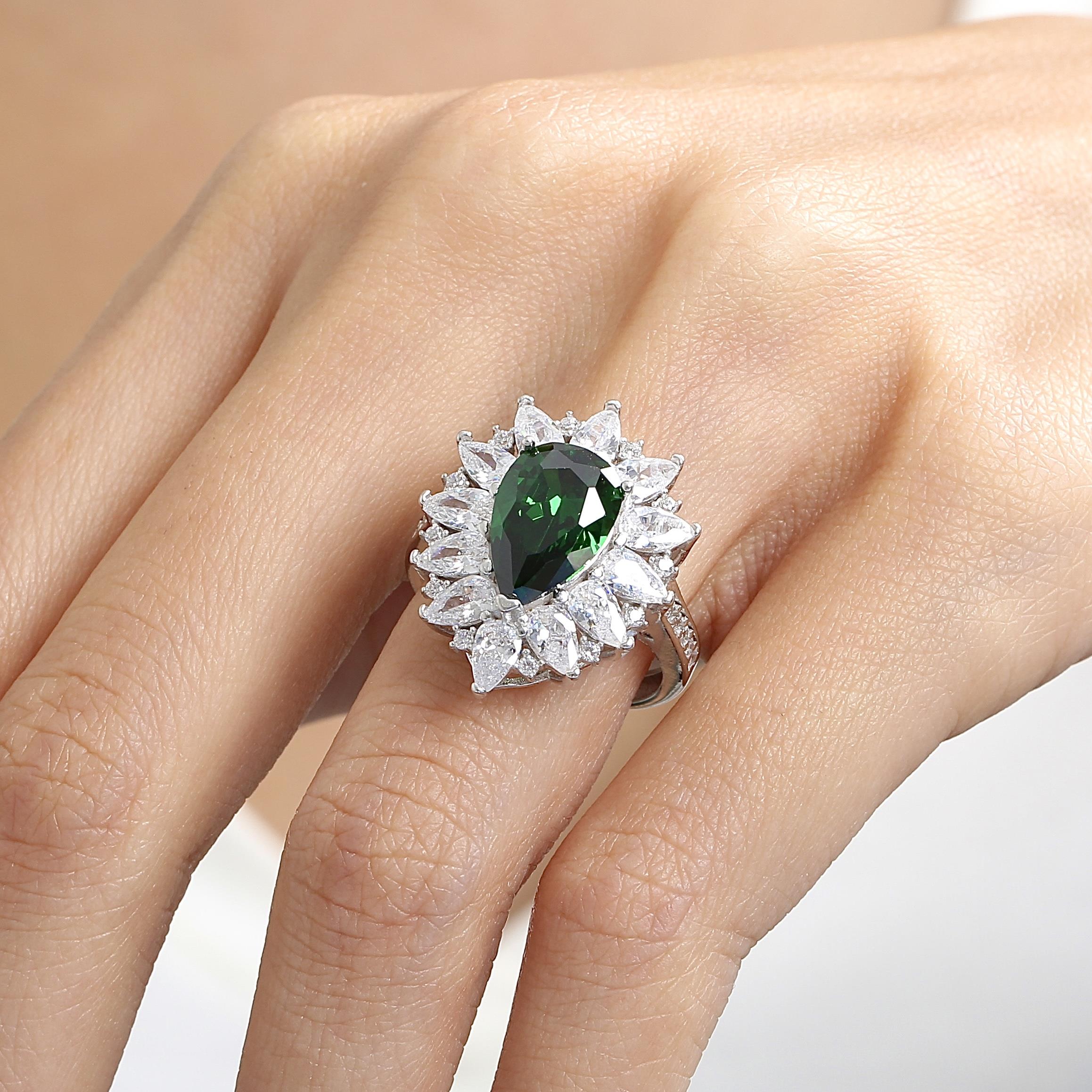 Effective Diamond London Passion Emerald Silver Ring
