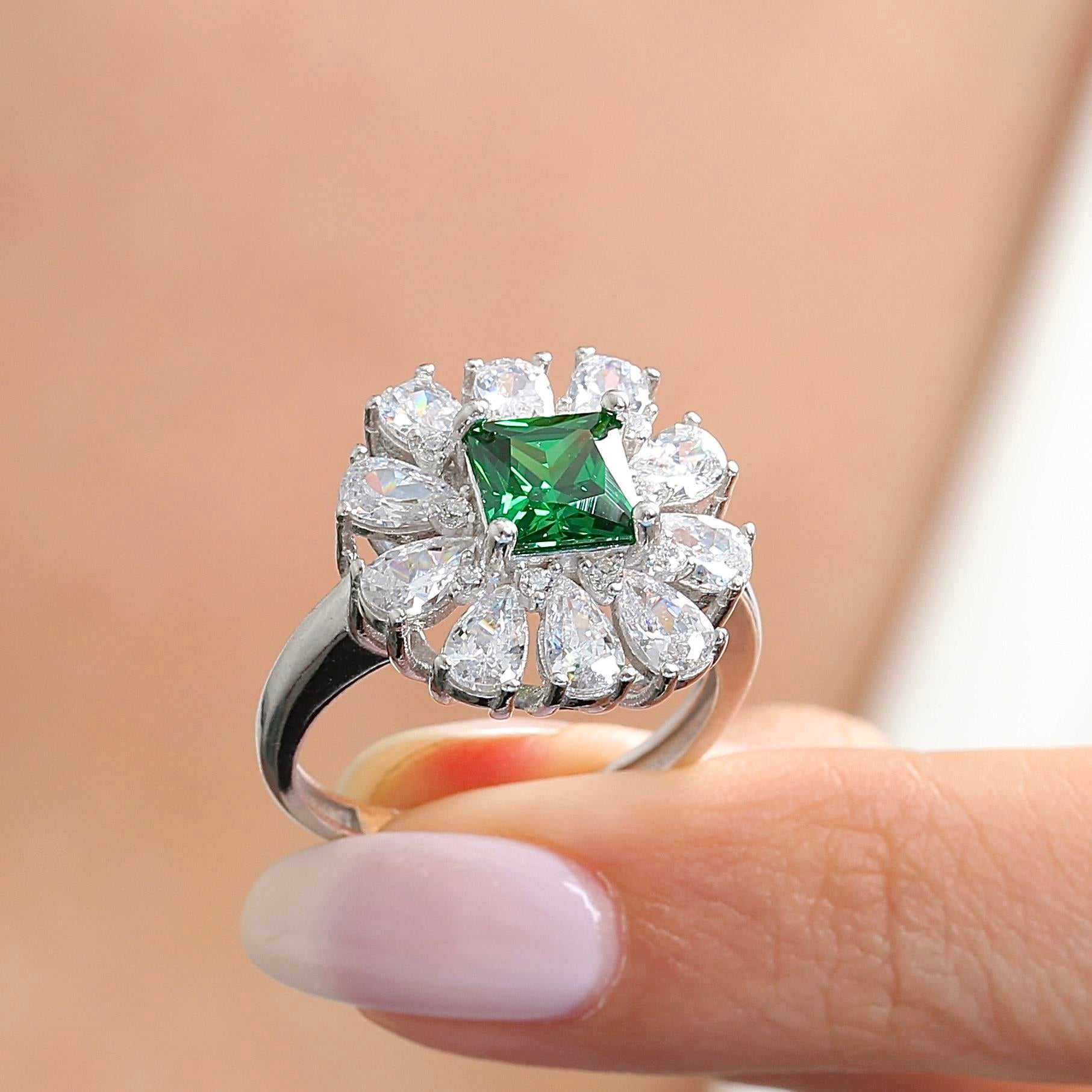 Effective Diamond Milano Dream Emerald Silver Ring