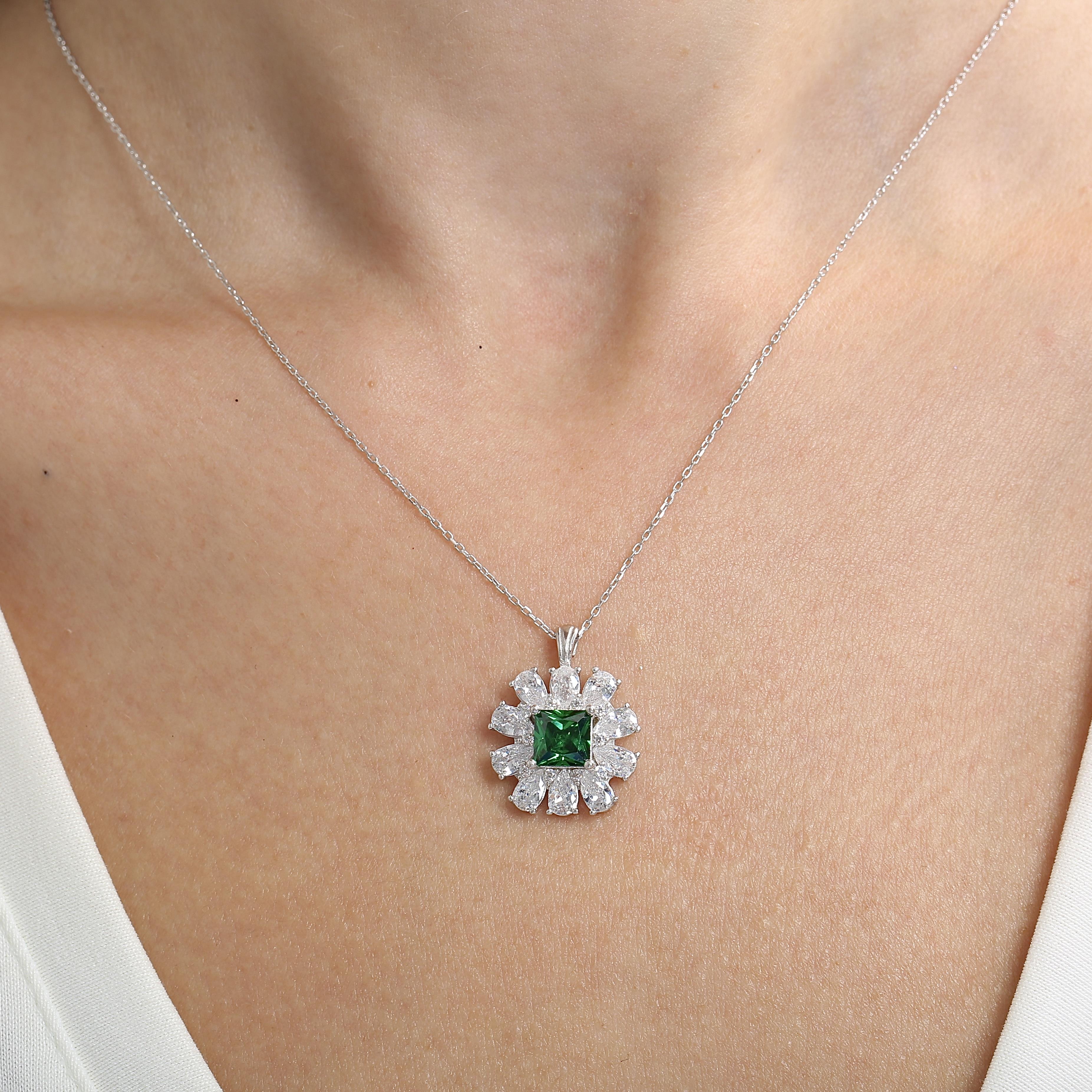 Effective Diamond Milano Dream Emerald Stone Silver Necklace