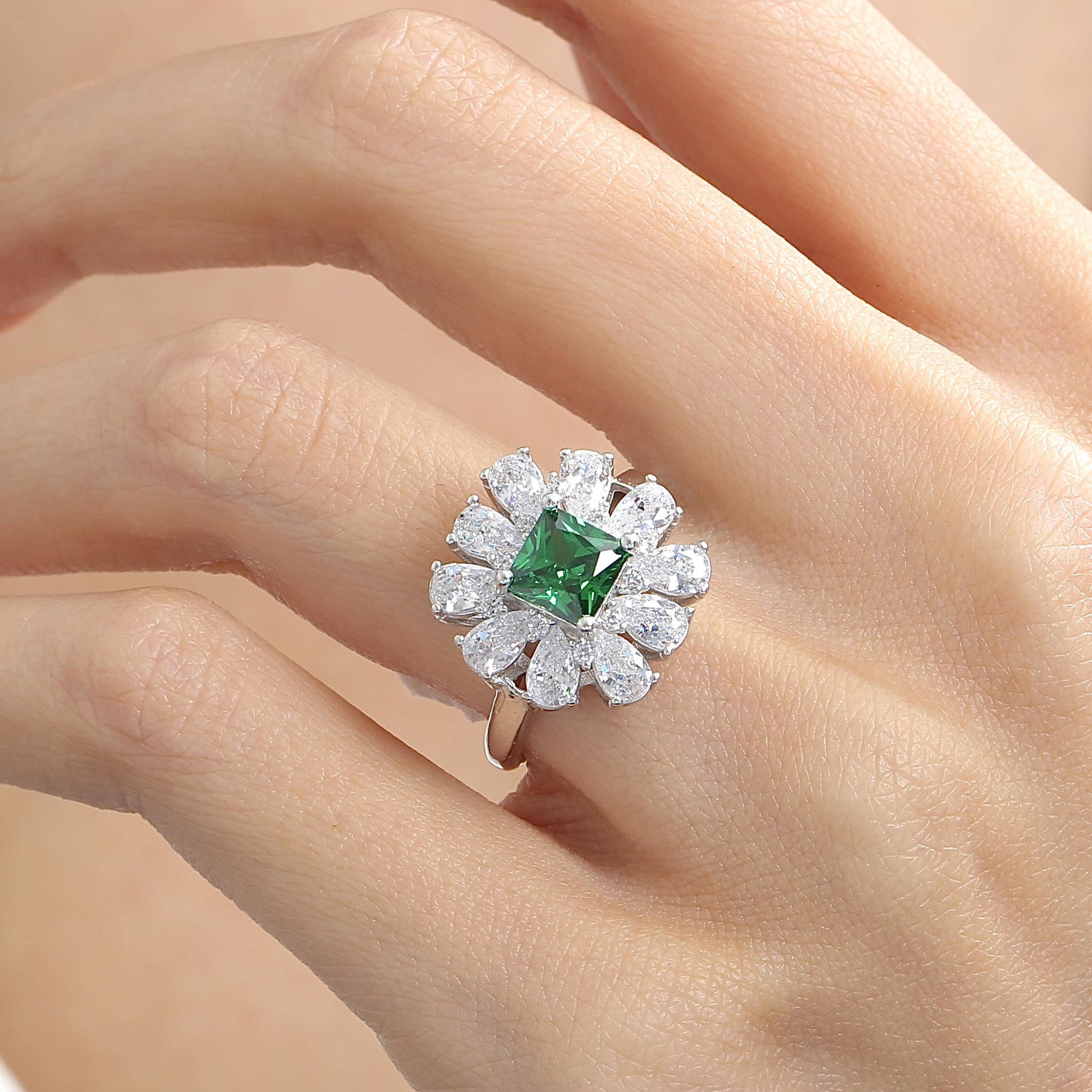 Effective Diamond Milano Dream Emerald Silver Ring
