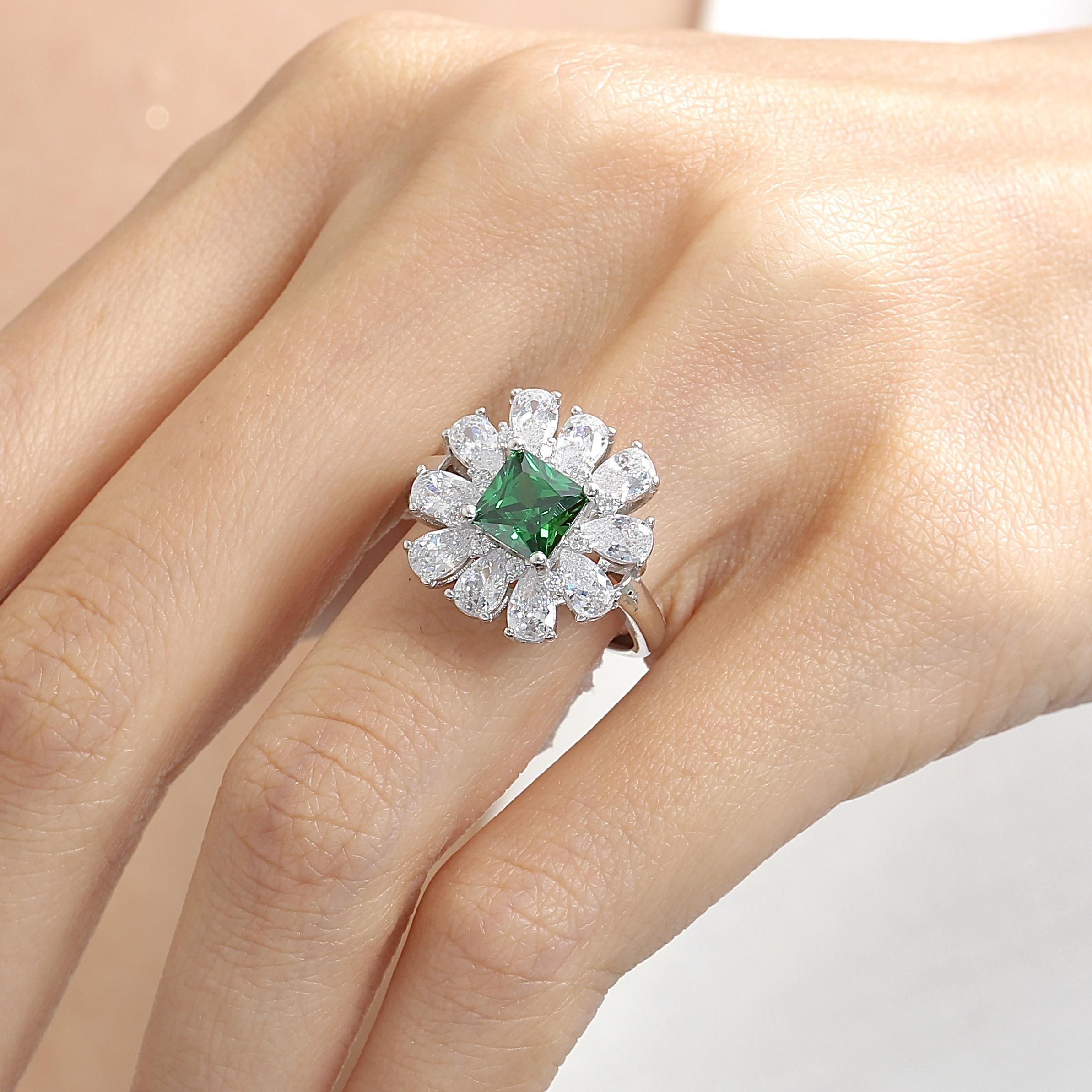 Effective Diamond Milano Dream Emerald Silver Ring