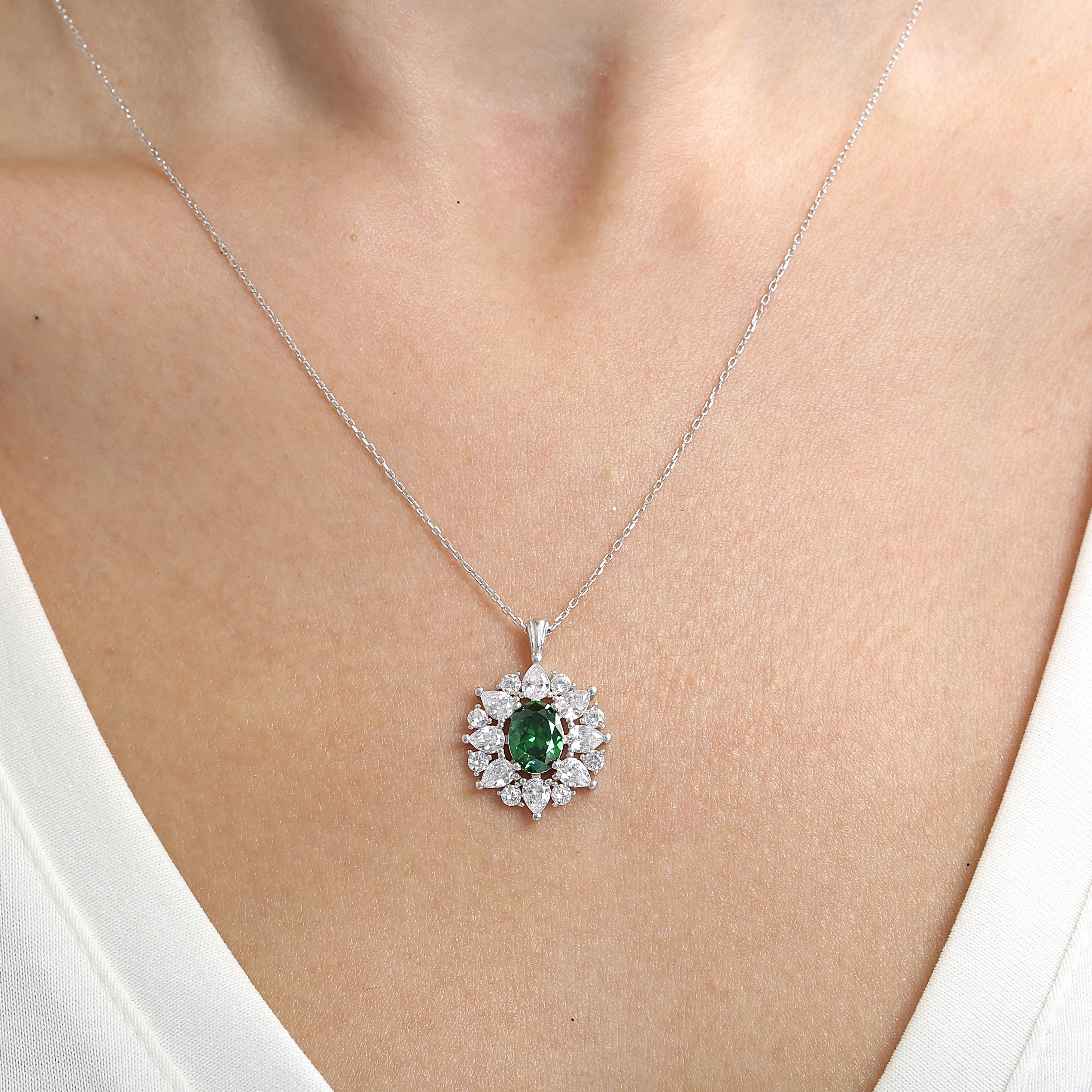 Effective Diamond Paris Sparkle Emerald Silver Necklace