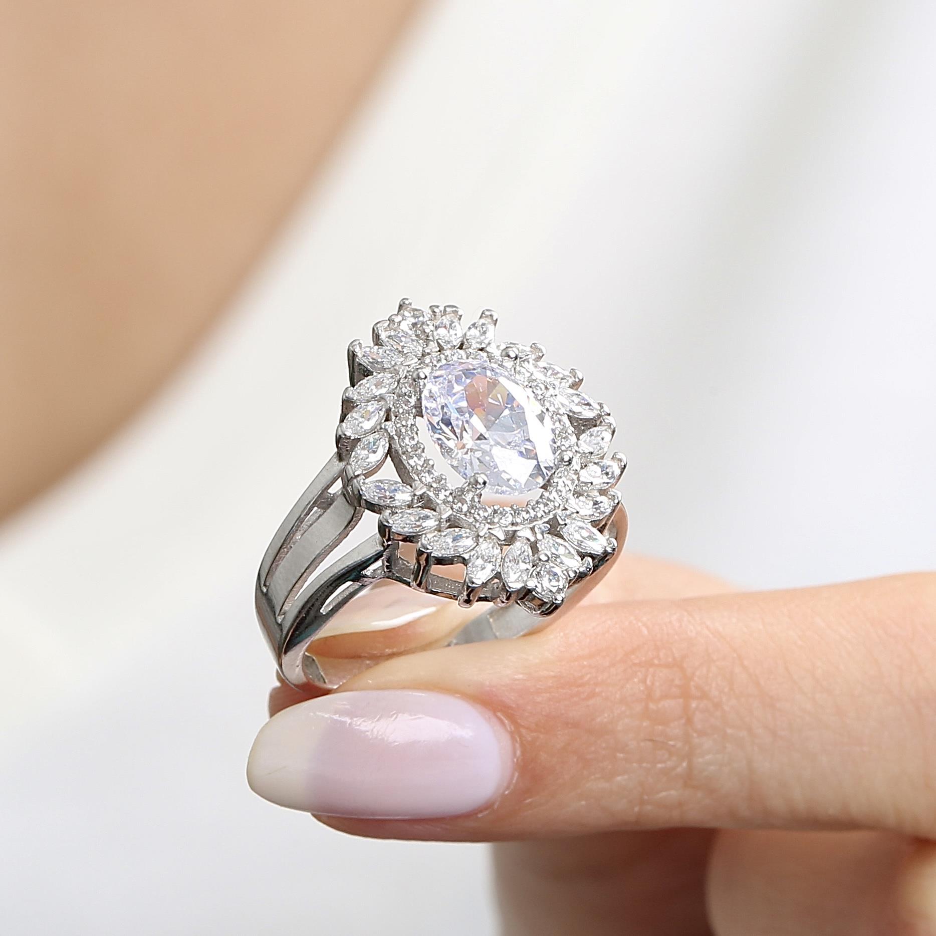 Effective Diamond Venice Dance Sparkling Ring