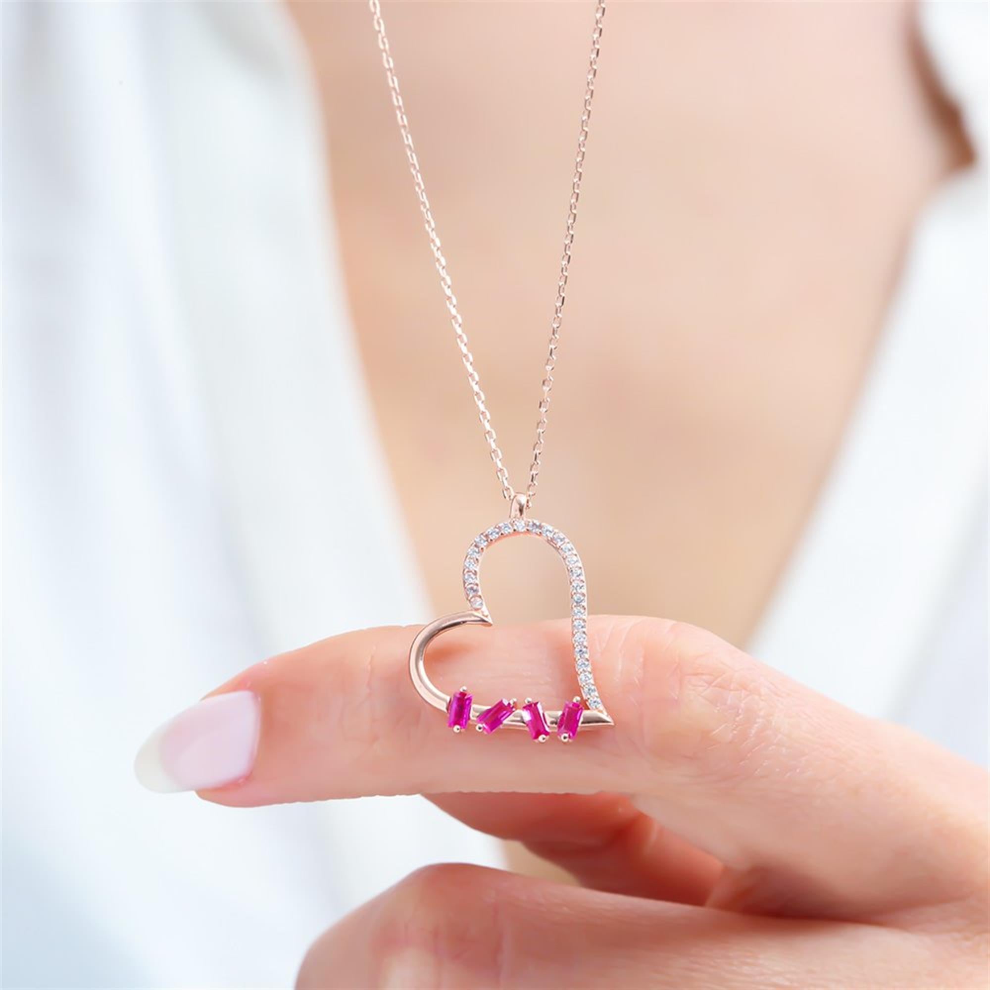 Modern rose gold heart necklace with fuchsia baguette stones and shimmering white zircons – a bold and romantic accessory.