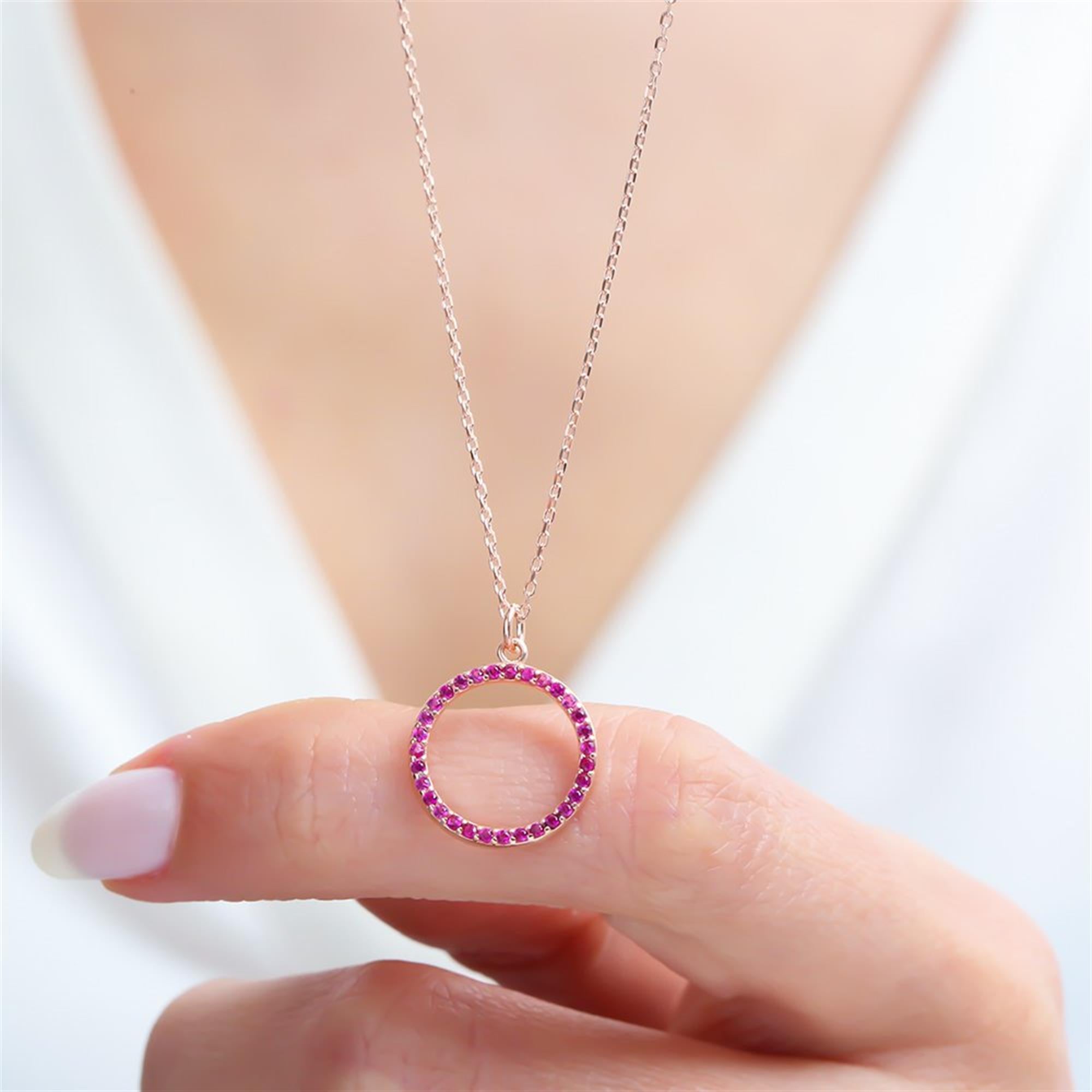 Collar de círculo con circonitas fucsias en oro rosa – diseño minimalista ideal para uso diario y estilo moderno.