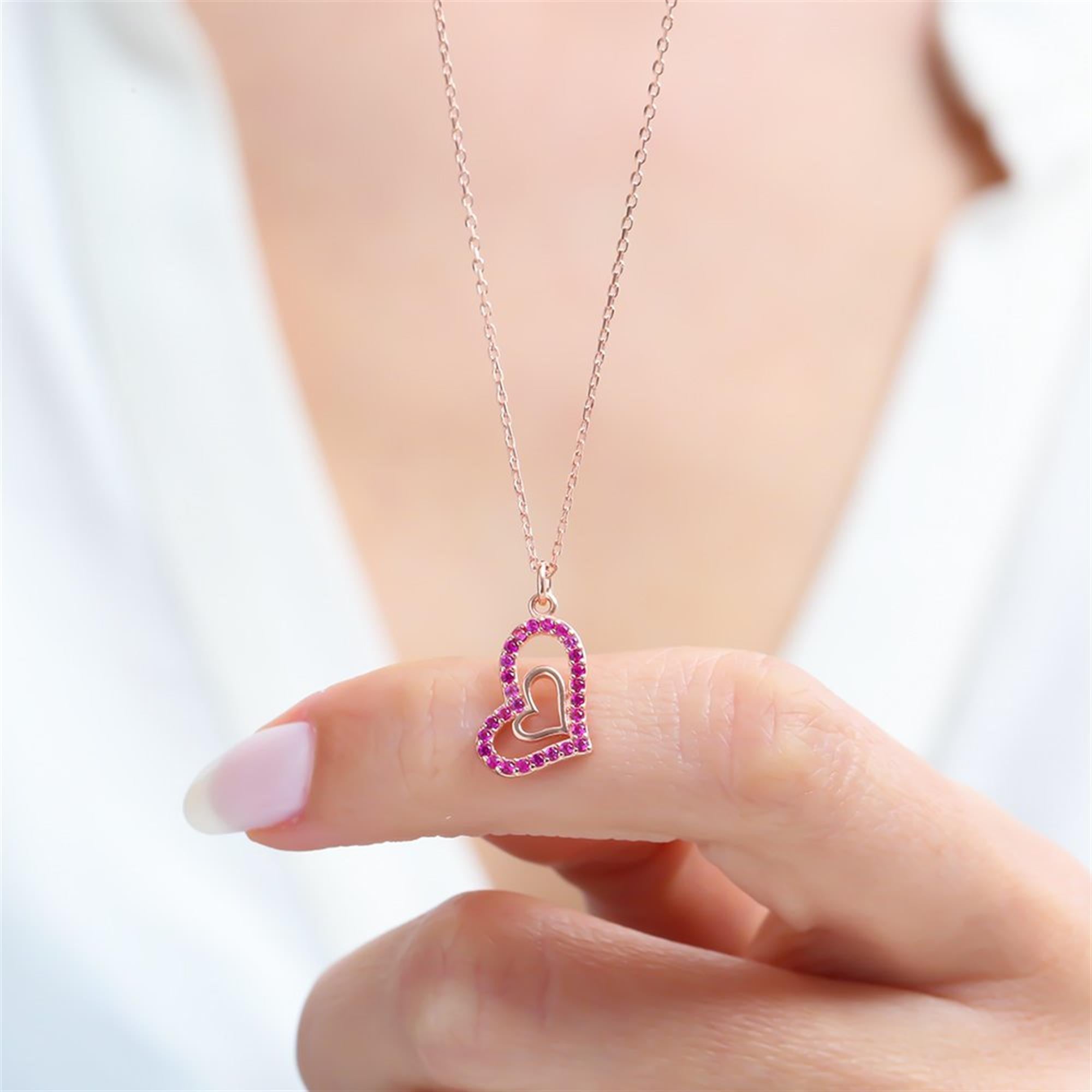Collar de doble corazón en oro rosa con piedras fucsias – colgante romántico de plata 925.