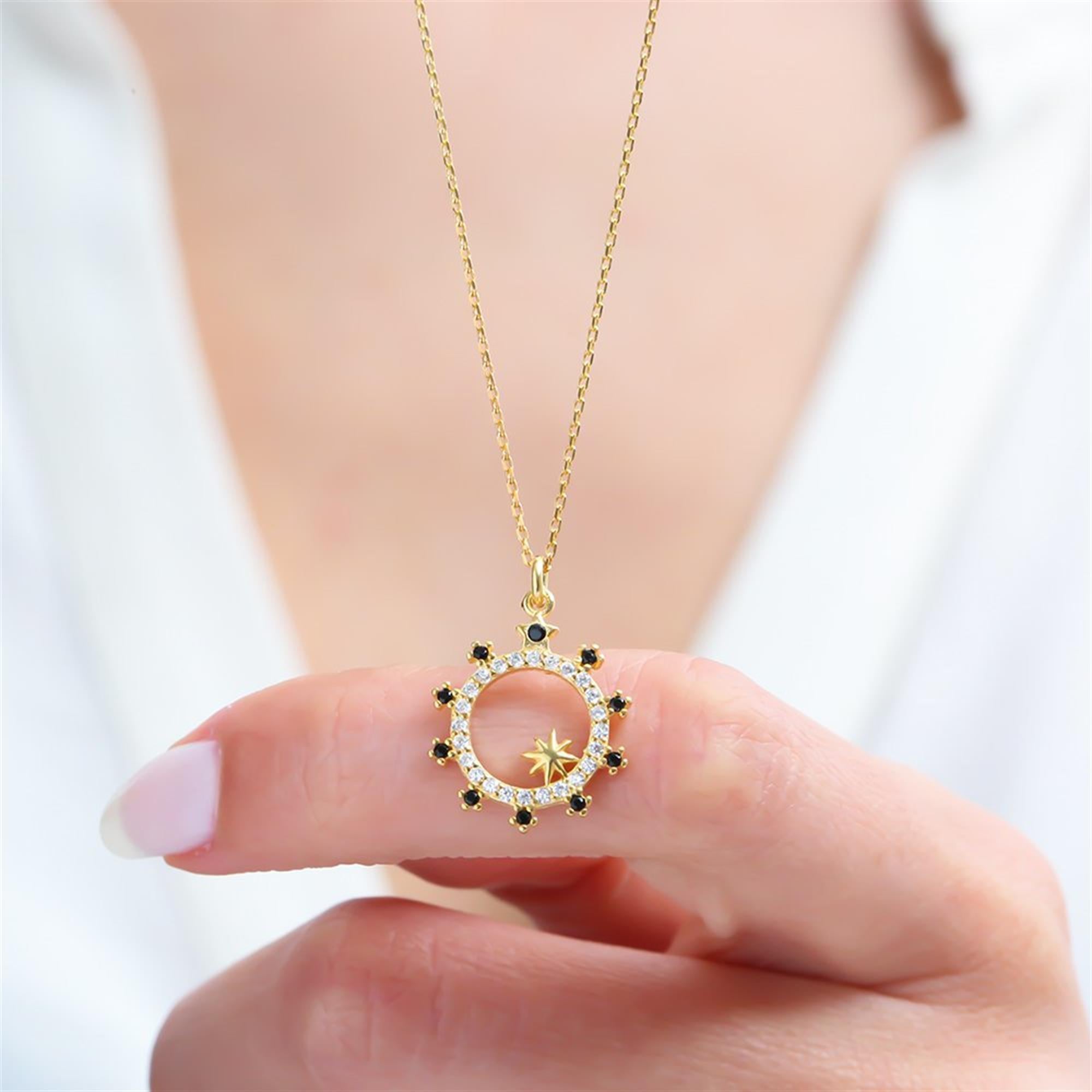 Collar galáctico bañado en oro con detalle de sol y circonitas – ideal para amantes del universo.