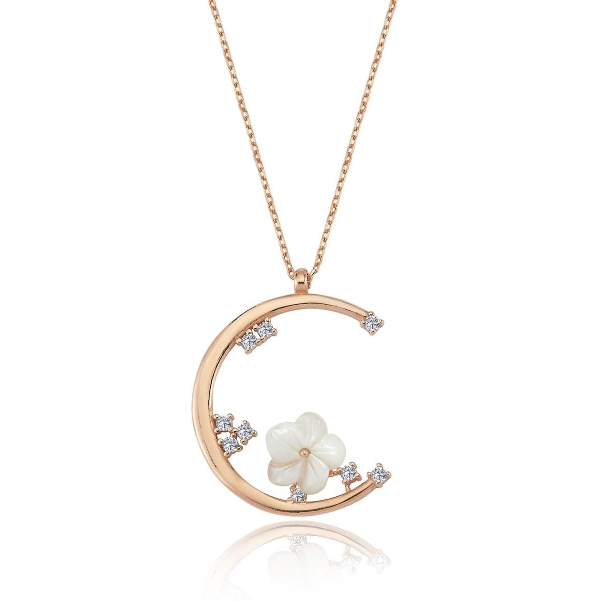 ollar de luna creciente en oro rosa con circonitas brillantes y flor de nácar – un diseño romántico y celestial.