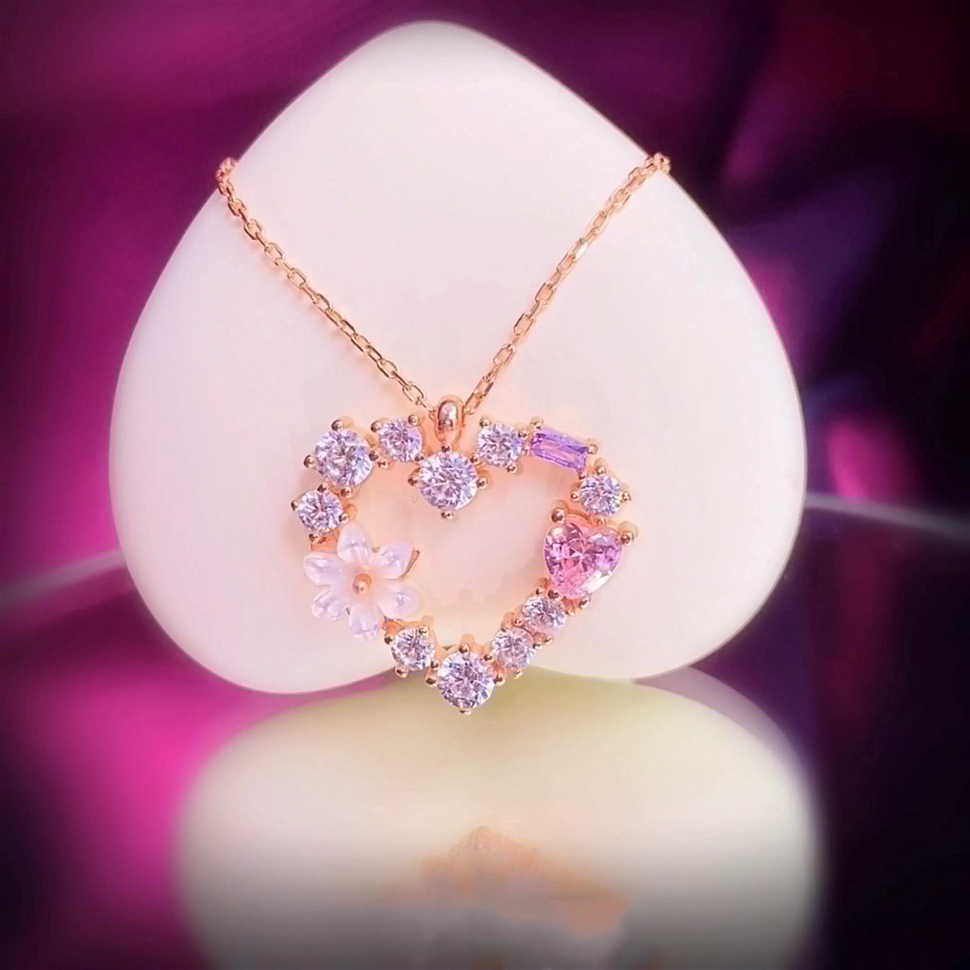 Collar rosa con forma de corazón, flor blanca de magnolia y piedra rosa en forma de corazón