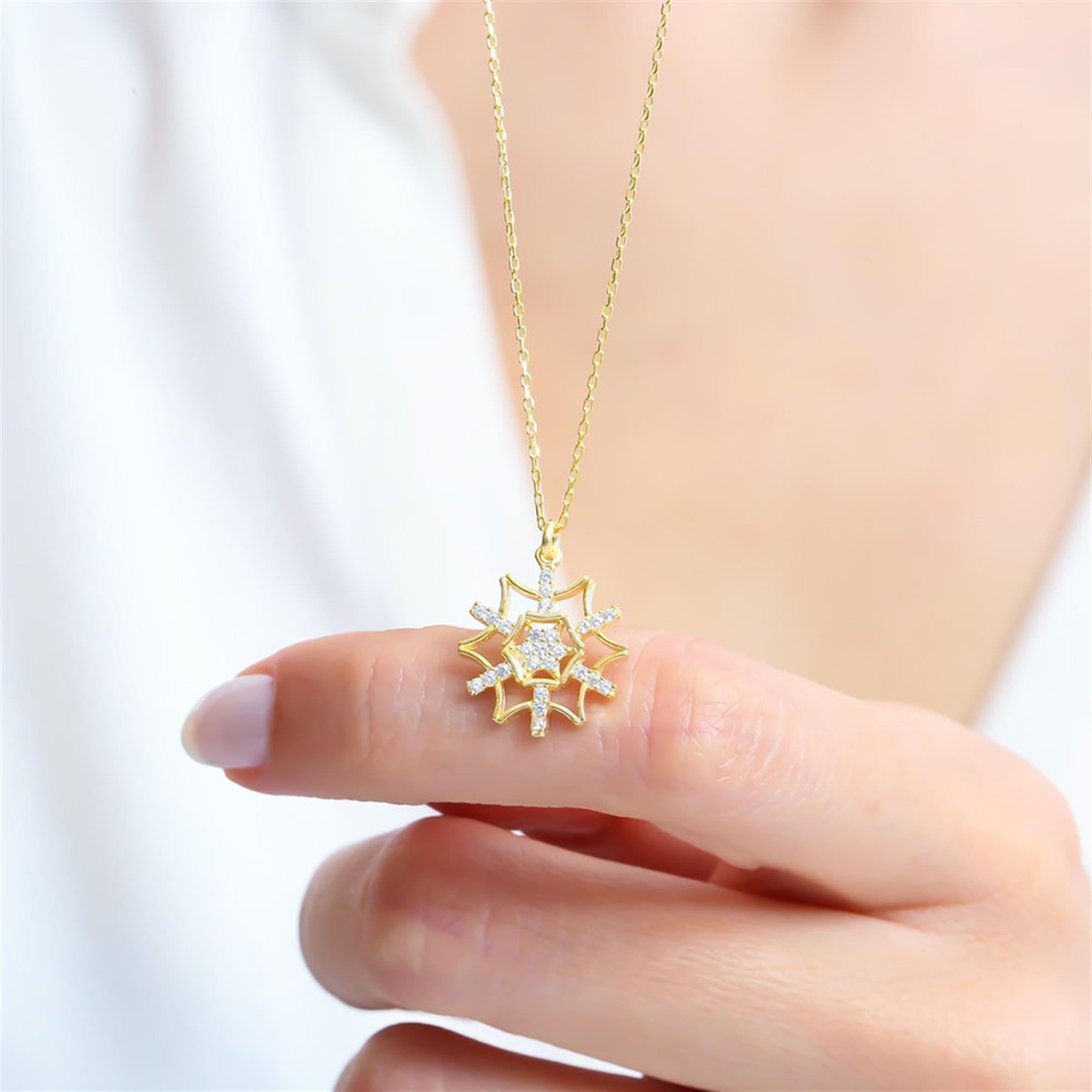Collar de flor de nieve radiante en plata de ley chapada en oro con circonitas brillantes, ideal para moda invernal o regalo festivo.
