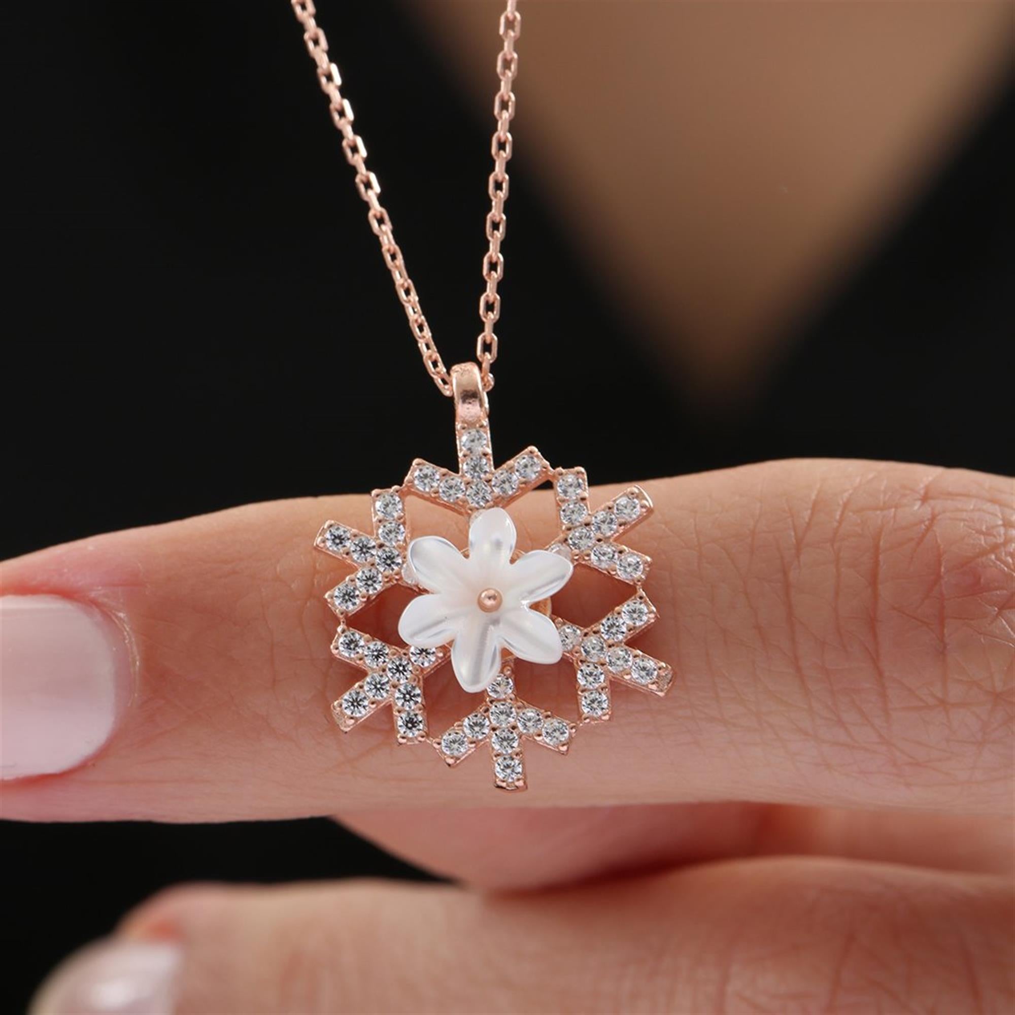 Collar copo de nieve en oro rosa con circonitas brillantes y flor de magnolia tallada – encanto invernal elegante para mujer.