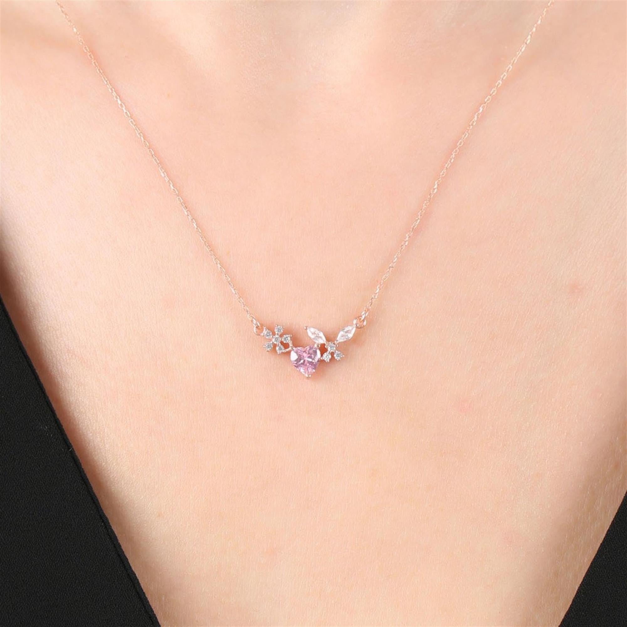 Collar en oro rosa con piedra en forma de corazón rosa, mariposa y detalles florales – colgante romántico para mujer