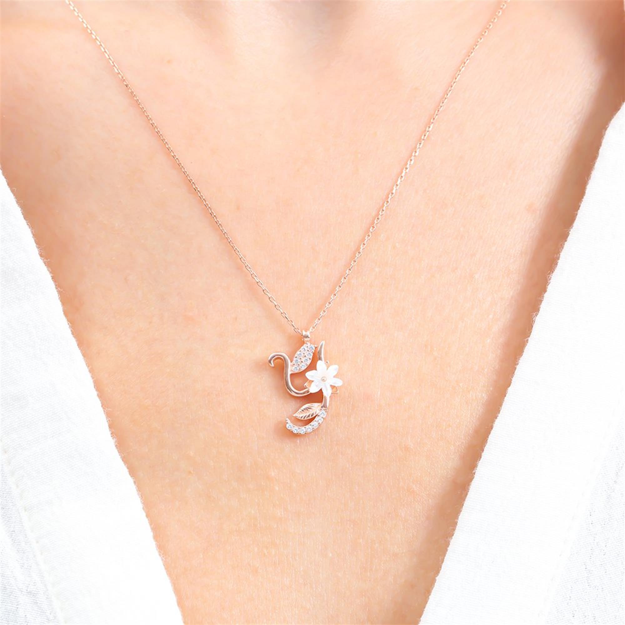 Collar con letra "Y" en oro rosa, adornado con circonitas, flor de nácar y detalles de hojas – colgante floral personalizado.