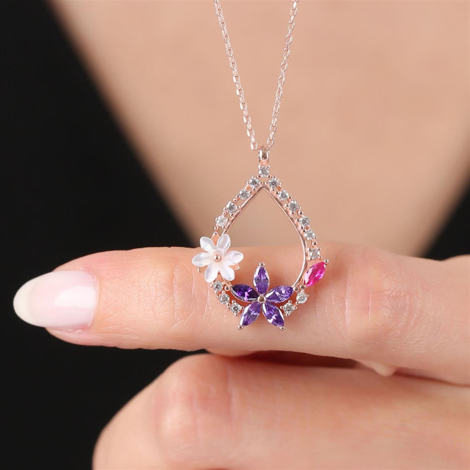 Collar en forma de lágrima con flores de amatista y nácar, acento de piedra rosa