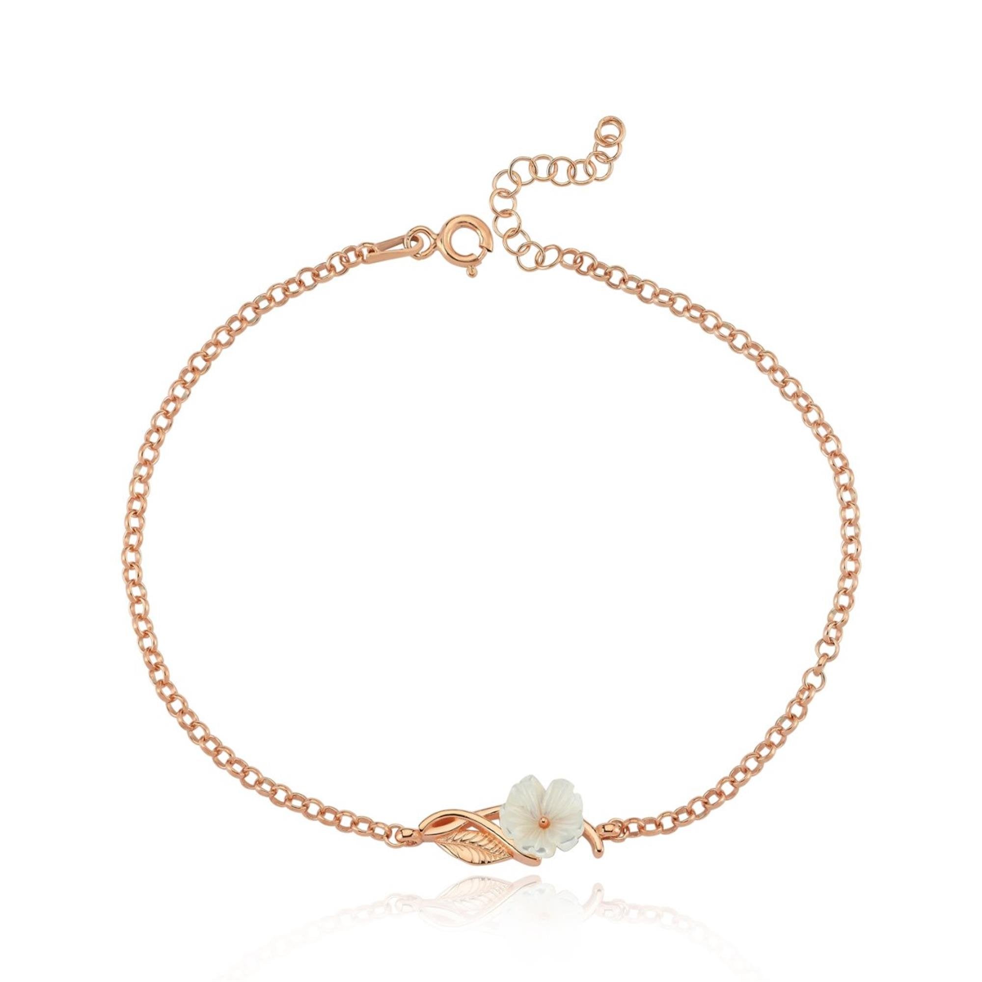Rose gold magnolia flower anklet with mother-of-pearl detail – a delicate floral chain for summer elegance and feminine charm.