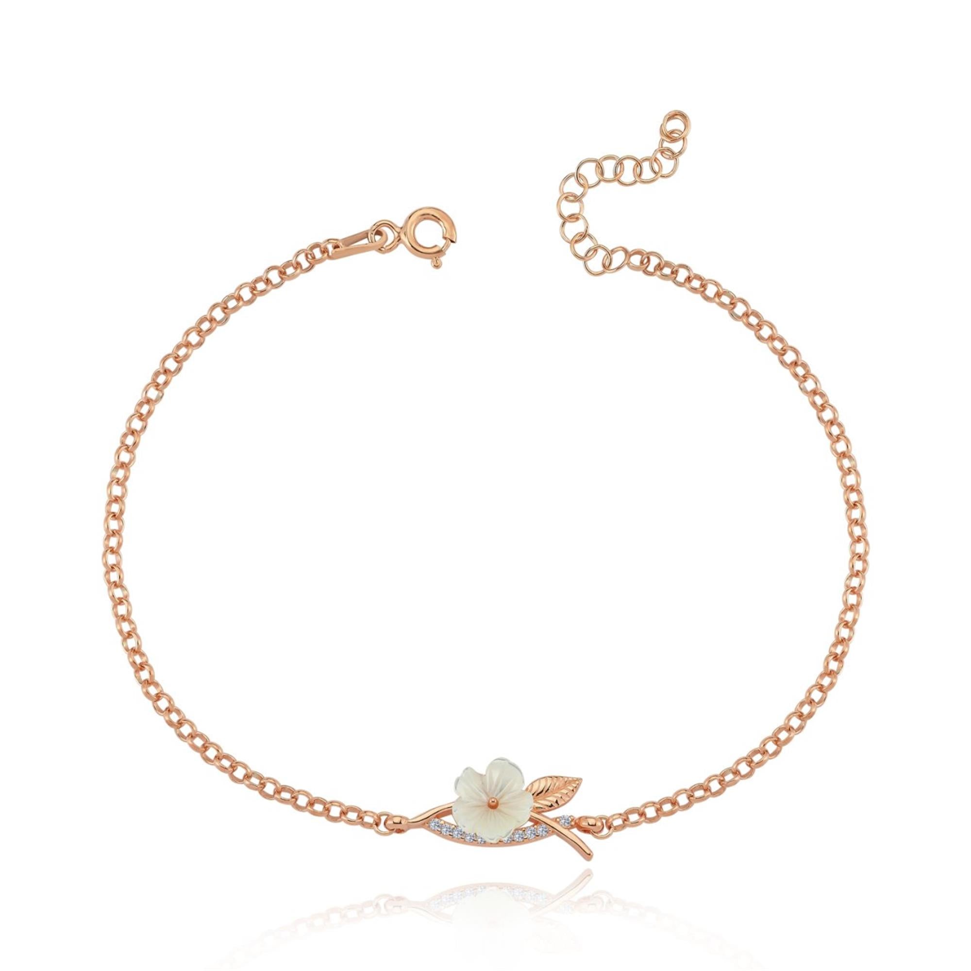 Roségoldene Fußkette mit Magnolienblume aus Perlmutt – zartes, florales Schmuckstück für sommerliche Eleganz.
