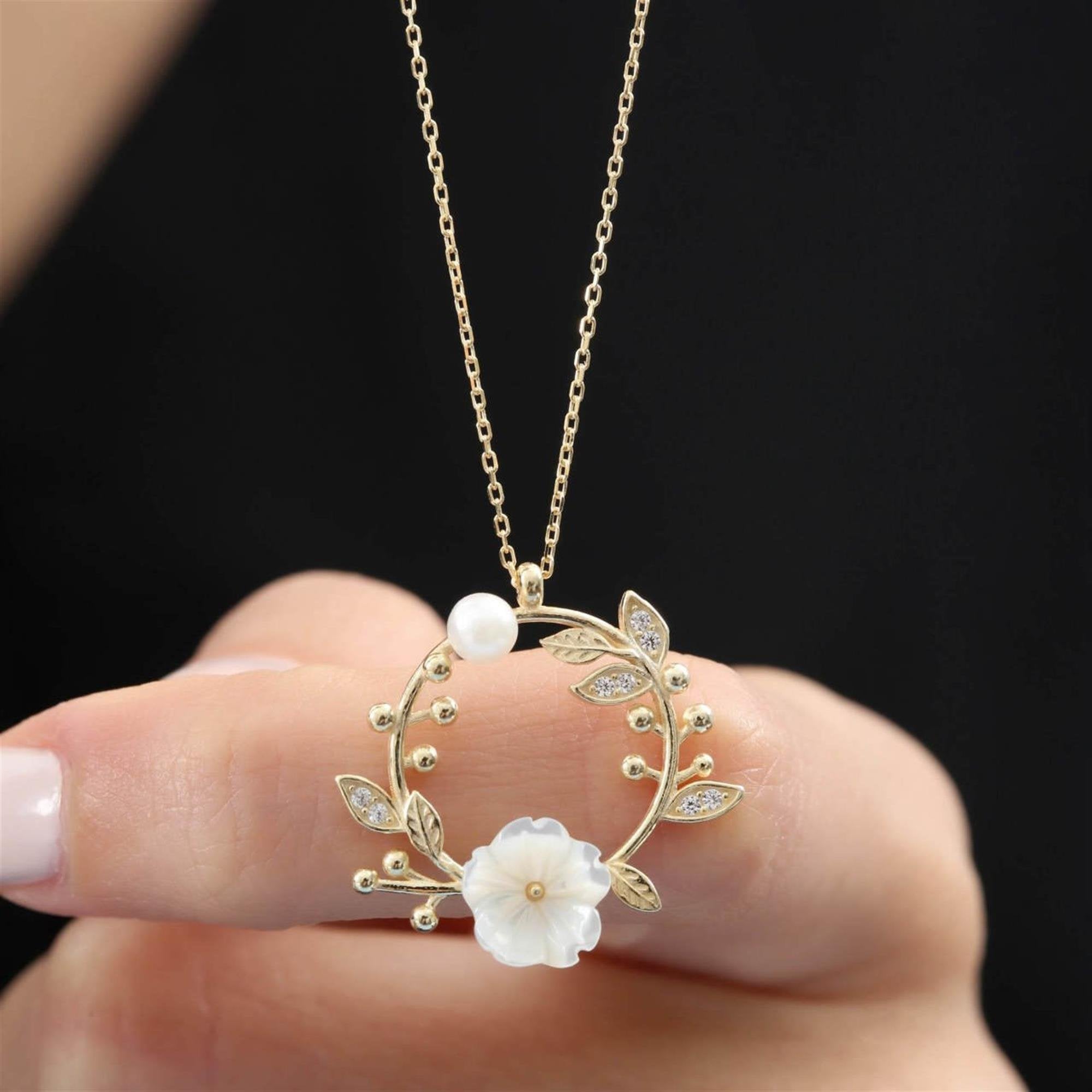 Collar dorado en forma de corona floral con perla y hojas de circonita – colgante inspirado en la magnolia