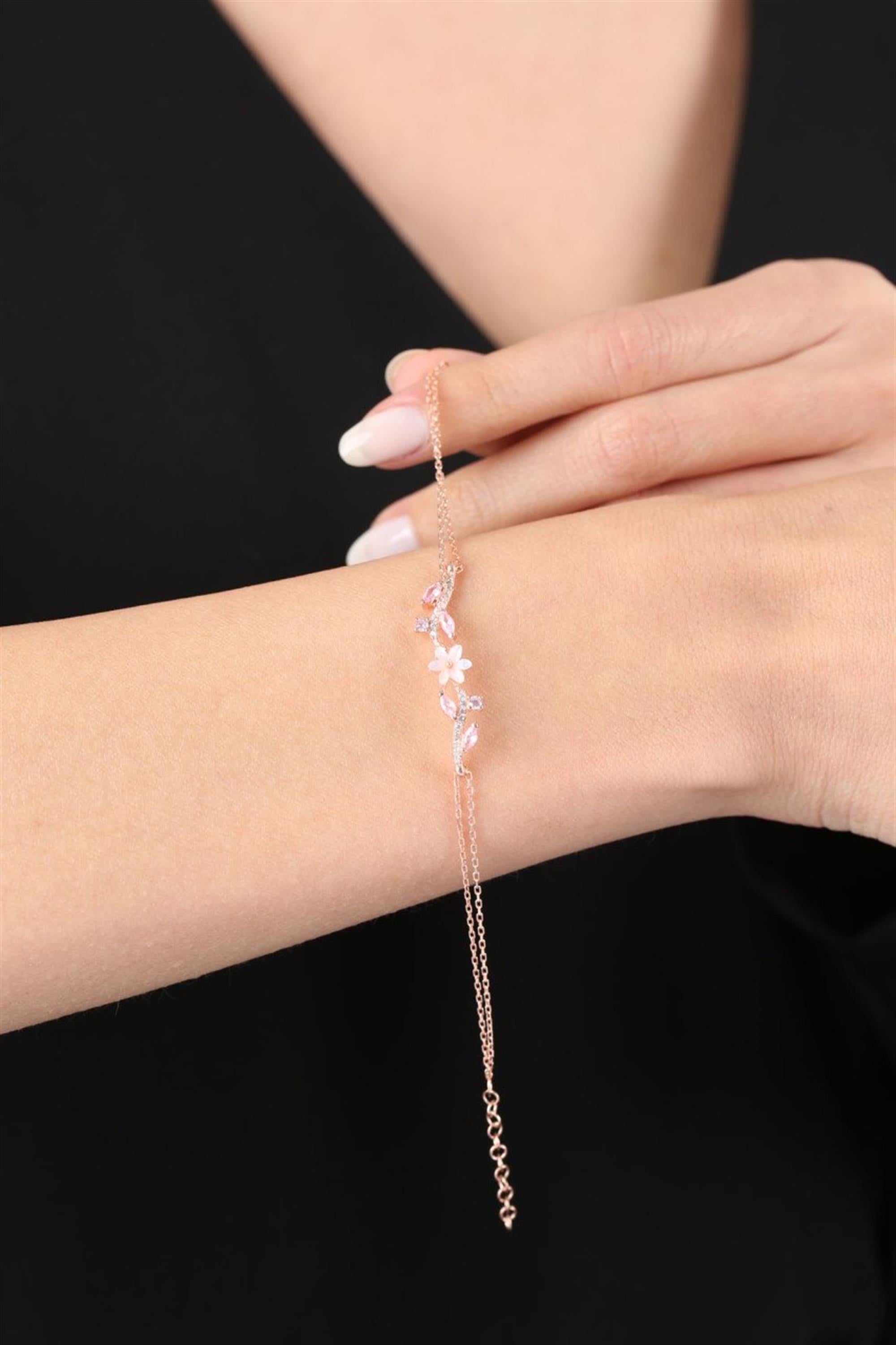 Pulsera rosa con flor de magnolia de nácar rosa y detalles de hojas