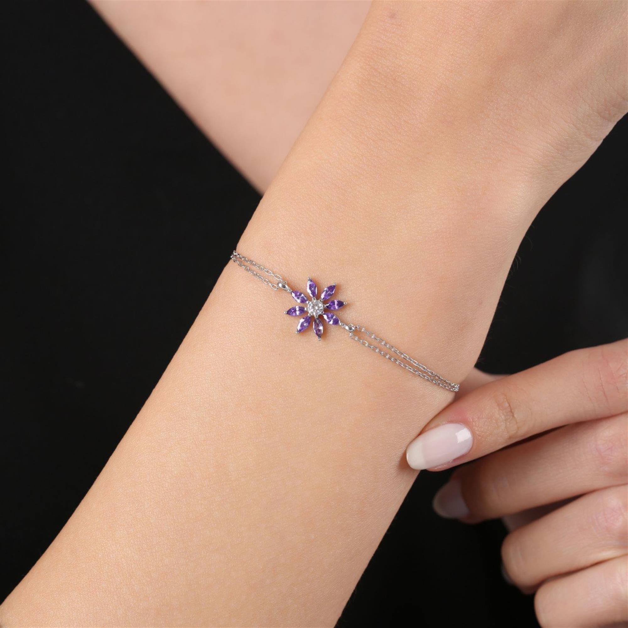 Pulsera delicada en tono plata con flor de circonita morada amatista – joya floral minimalista para mujer, ideal como regalo o para bodas