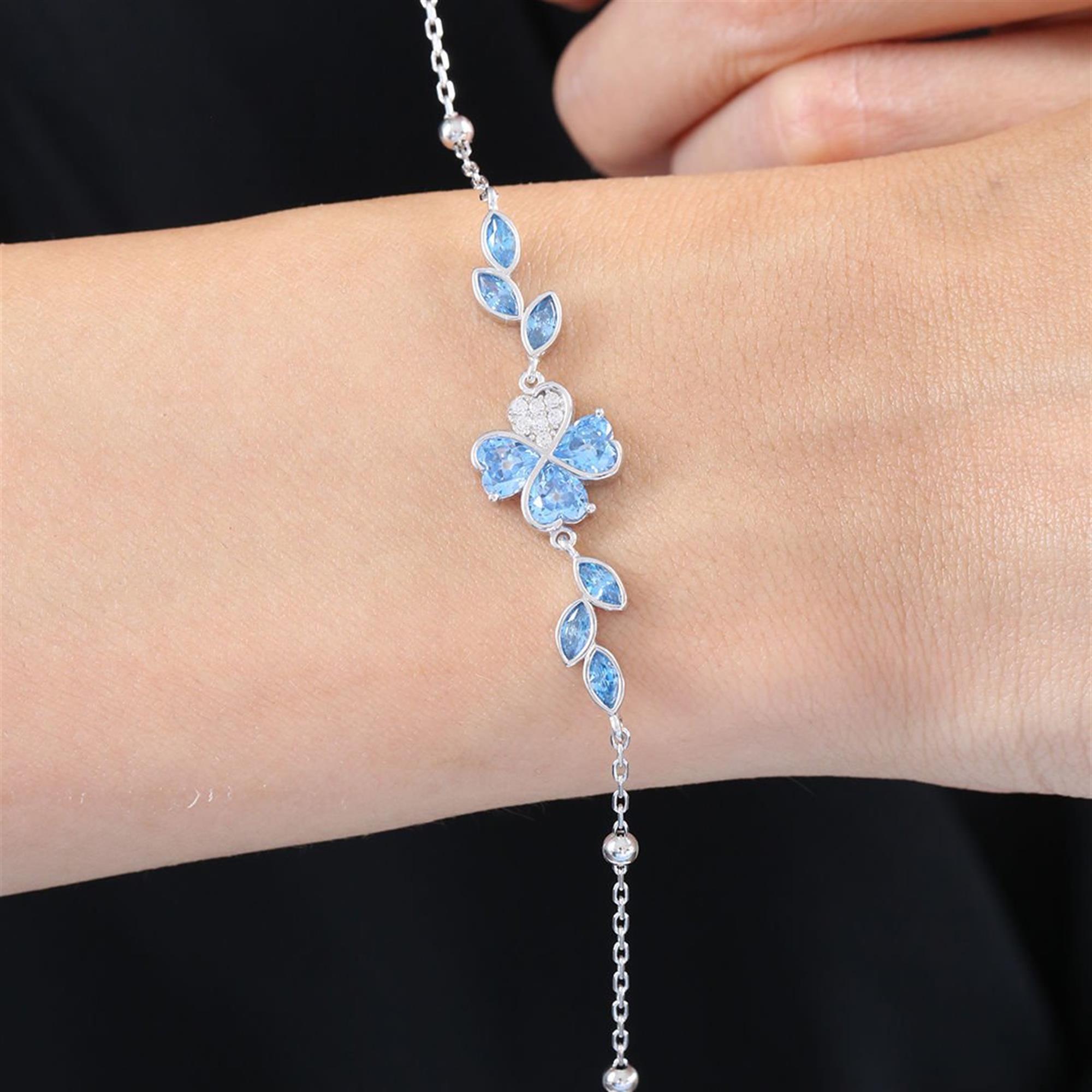 Pulsera de plata con trébol de corazones azul aguamarina y detalles de hojas