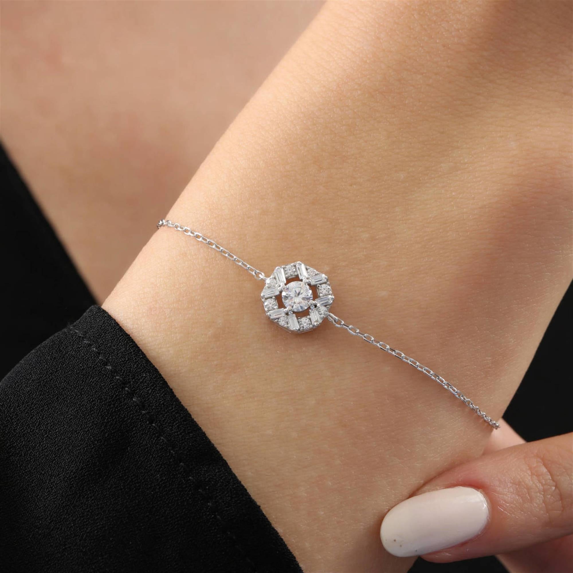Silberarmband mit rundem Mittelstein und Halo aus Baguette-Zirkonia