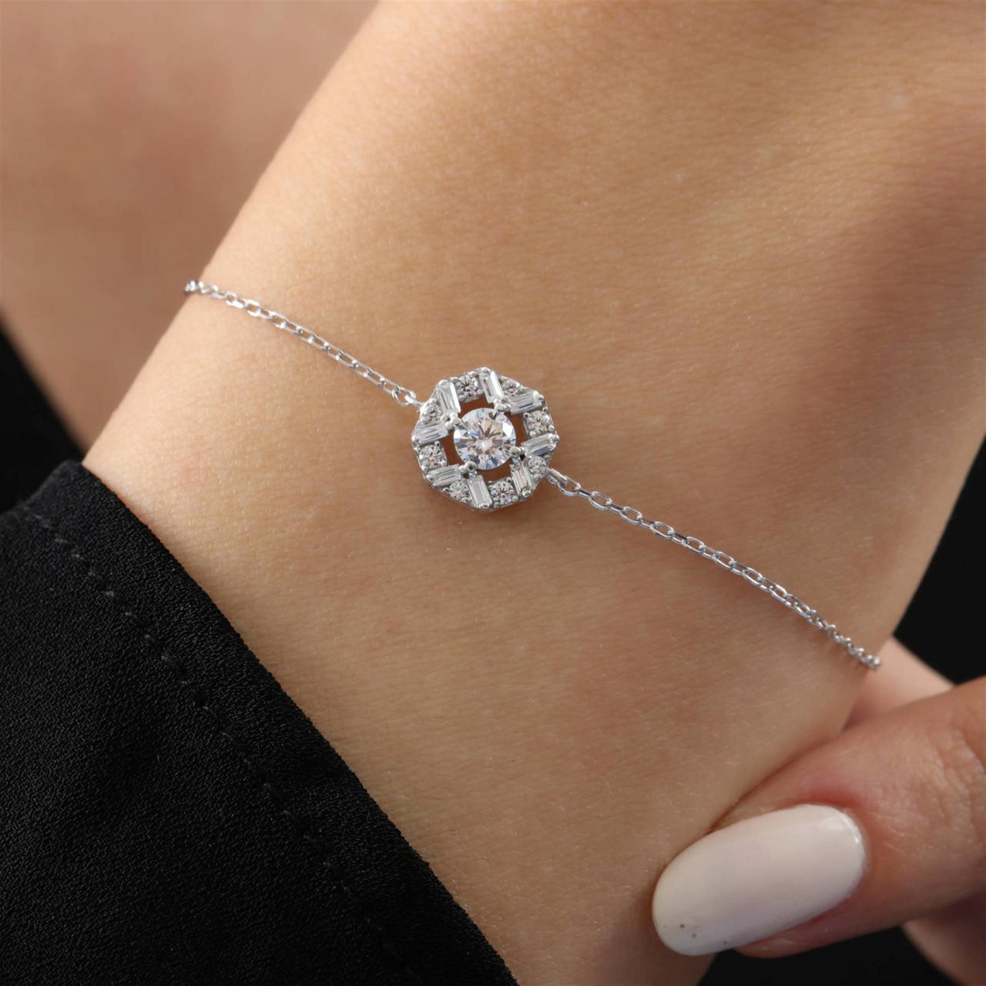 Pulsera de plata con piedra central redonda y circonitas tipo baguette en diseño halo