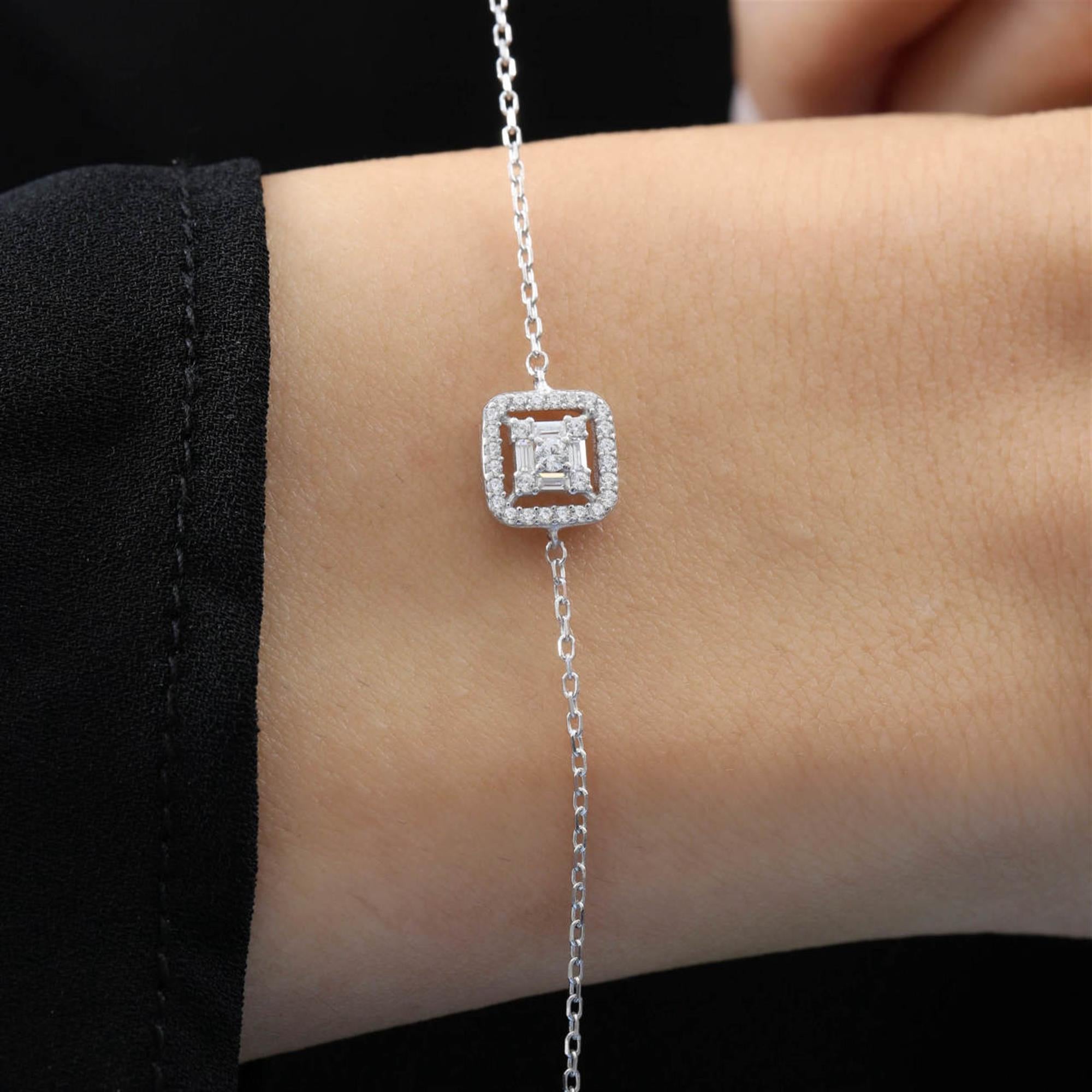 Pulsera elegante con circonita baguette cuadrada en tono plata – joya minimalista para regalo o uso diario