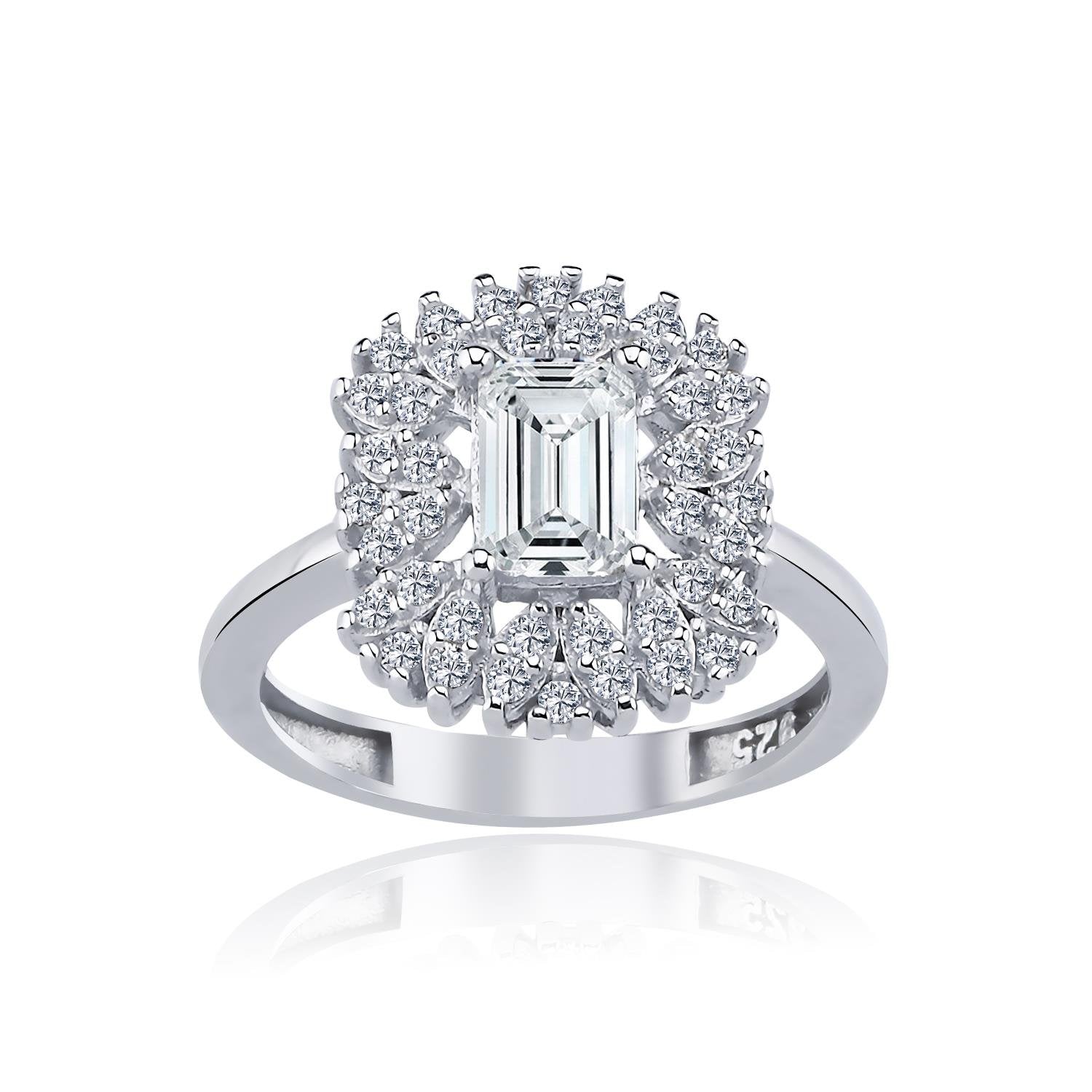 Anillo de plata con piedra central corte esmeralda y halo de circonitas brillantes
