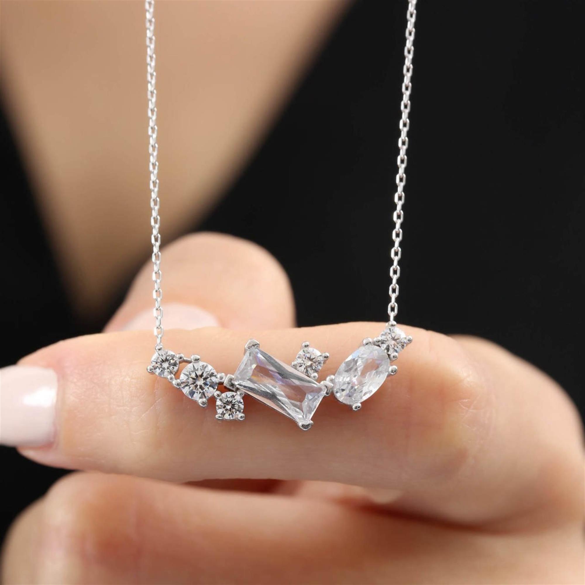 Collar tono plata con piedras de circonita baguette, ovaladas y redondas – diseño geométrico moderno