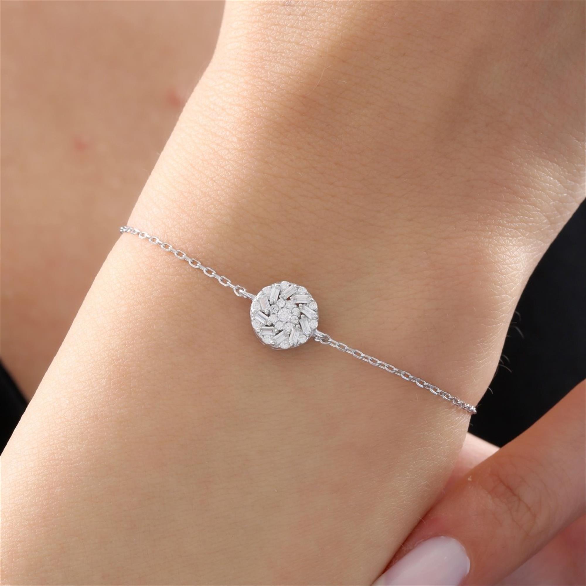 Pulsera delicada en tono plata con circonitas baguette en diseño circular – joya minimalista y brillante