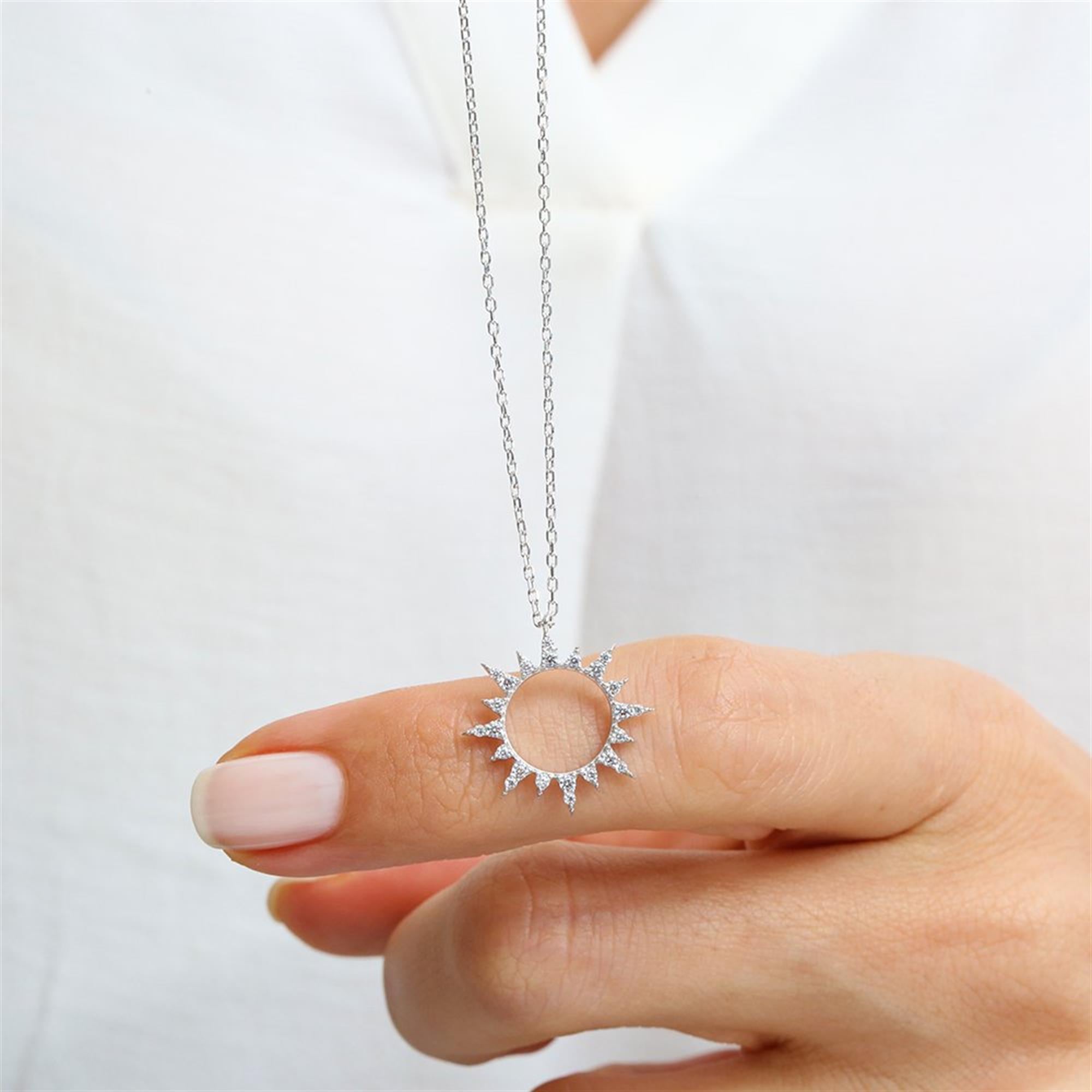 Silberne Sonnenstrahlen-Halskette mit Zirkonia – ein strahlendes Accessoire für jeden Tag.