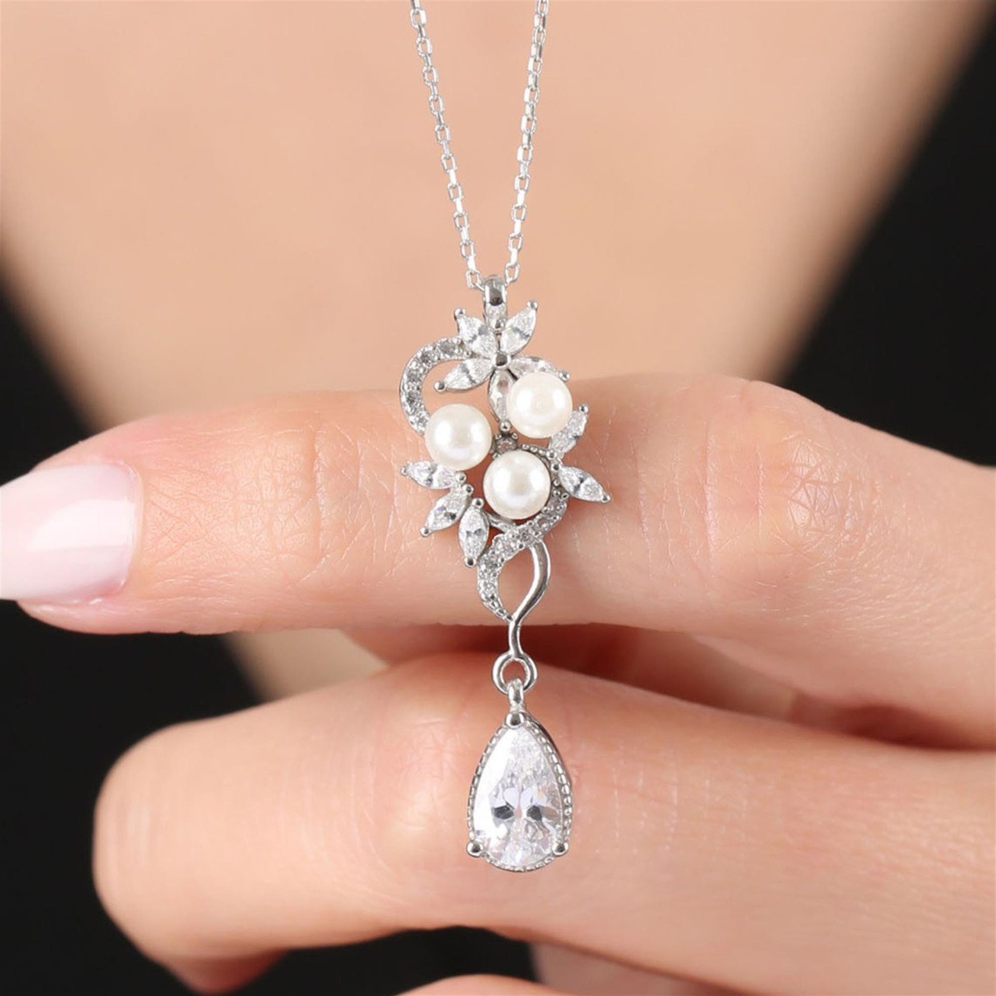 Collar elegante en tono plateado con tres perlas, diseño floral y piedra lágrima CZ – colgante clásico para mujer