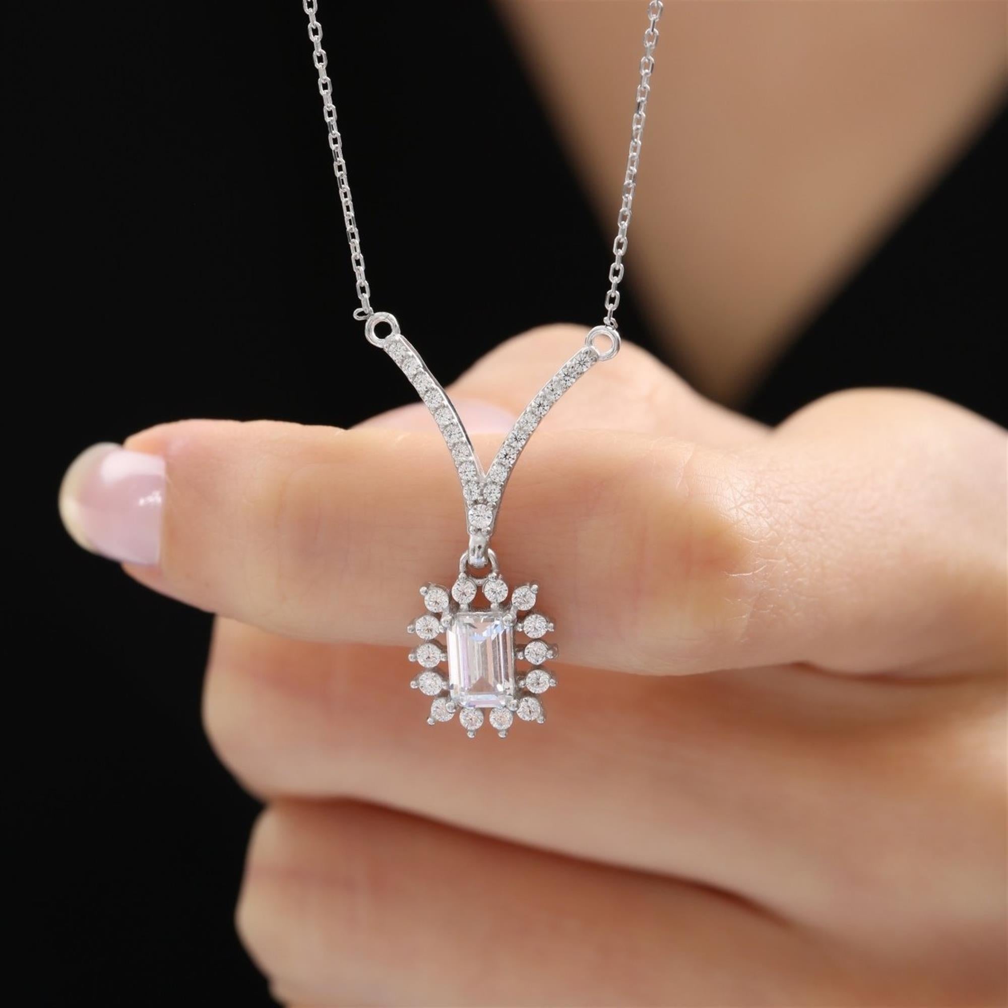 Collar de circonita corte baguette en tono plata con halo brillante – joya elegante para bodas y eventos formales