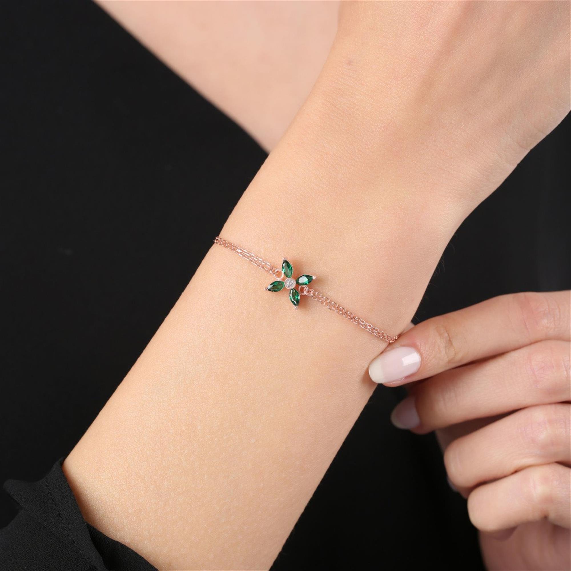 Pulsera en oro rosa con dije de flor de circonitas verdes esmeralda – joyería floral delicada para mujer