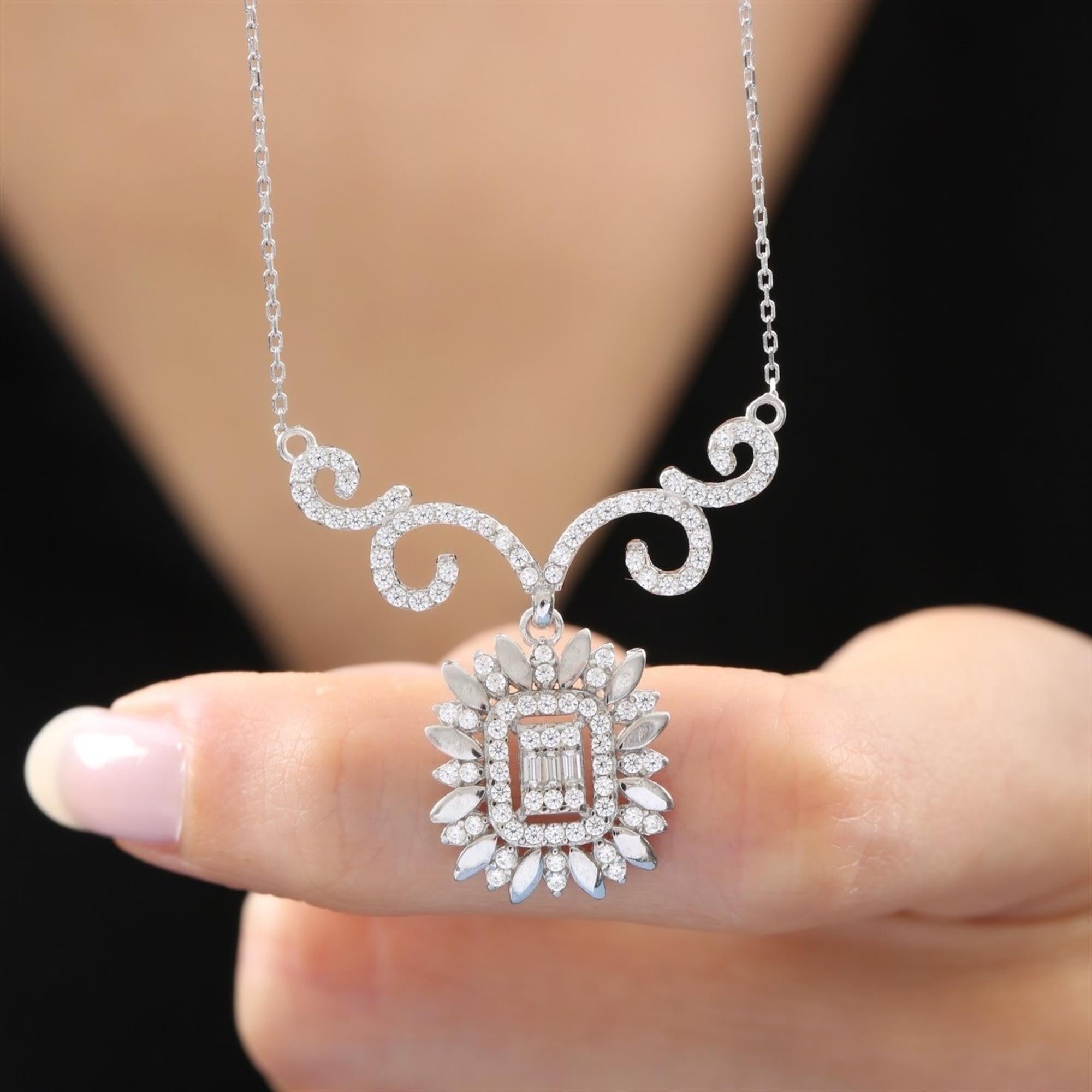 Barock-inspirierte Sonnenstrahl-Halskette mit Baguette-Zirkonia und Ornamentdesign – luxuriöser Silberschmuck für festliche Anlässe