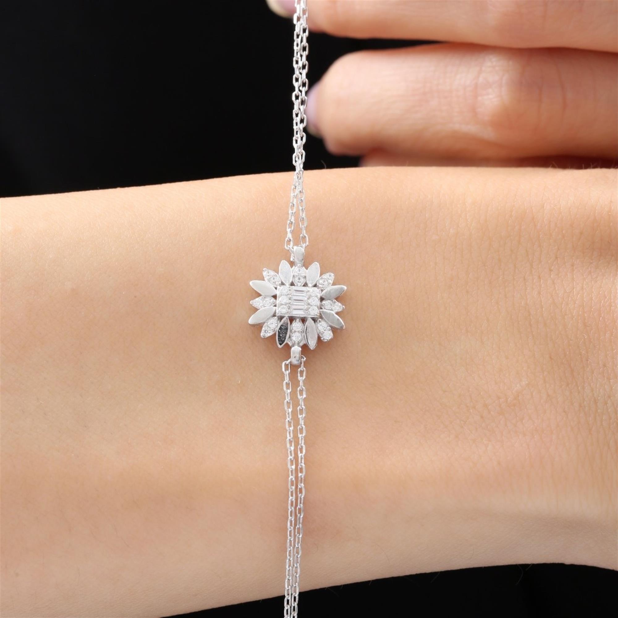 Pulsera elegante en tono plata con centro de circonita baguette y halo de marquise – diseño radiante inspirado en el sol