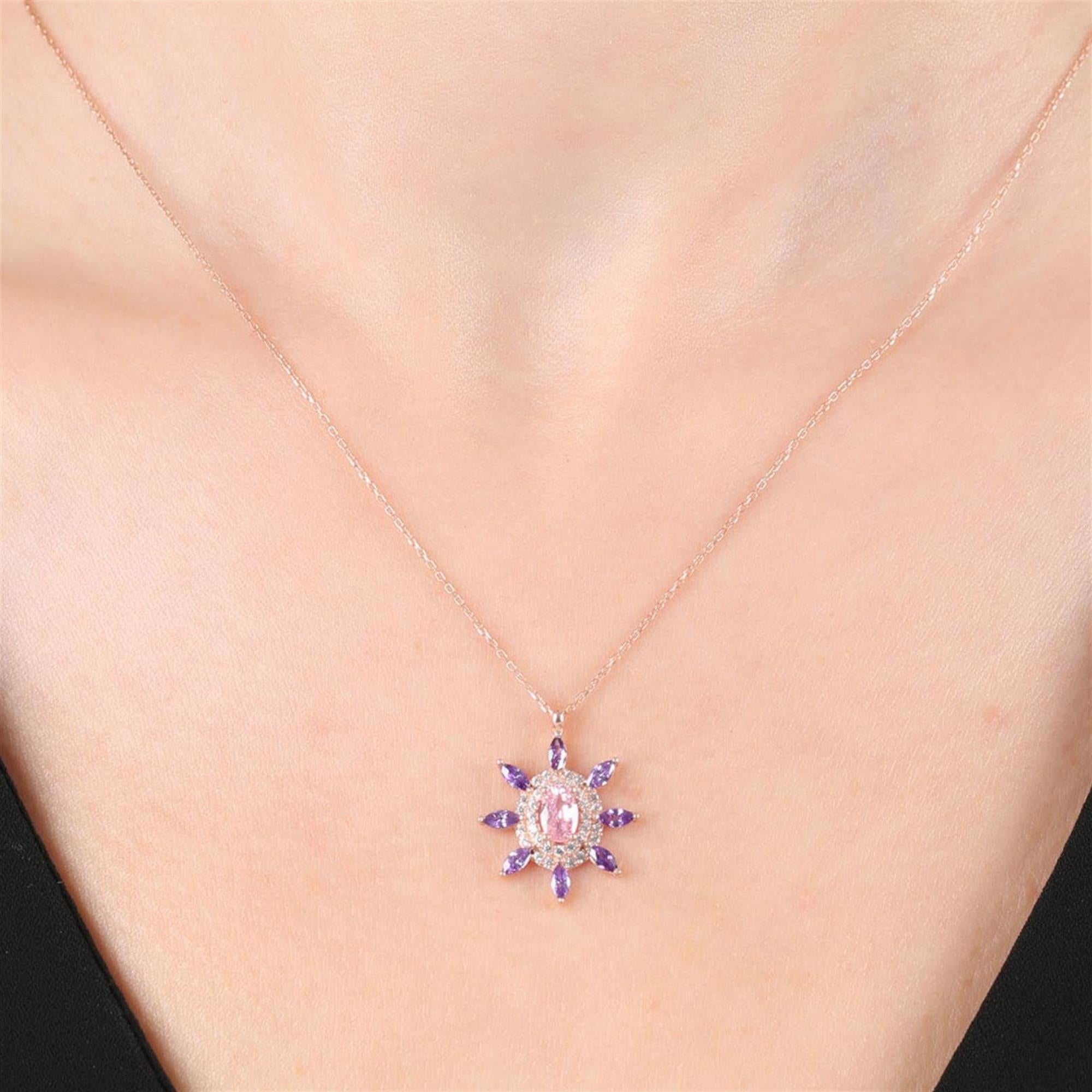 Collar colgante de sol con piedra rosa central y circonitas moradas en oro rosa – joya llamativa para mujer