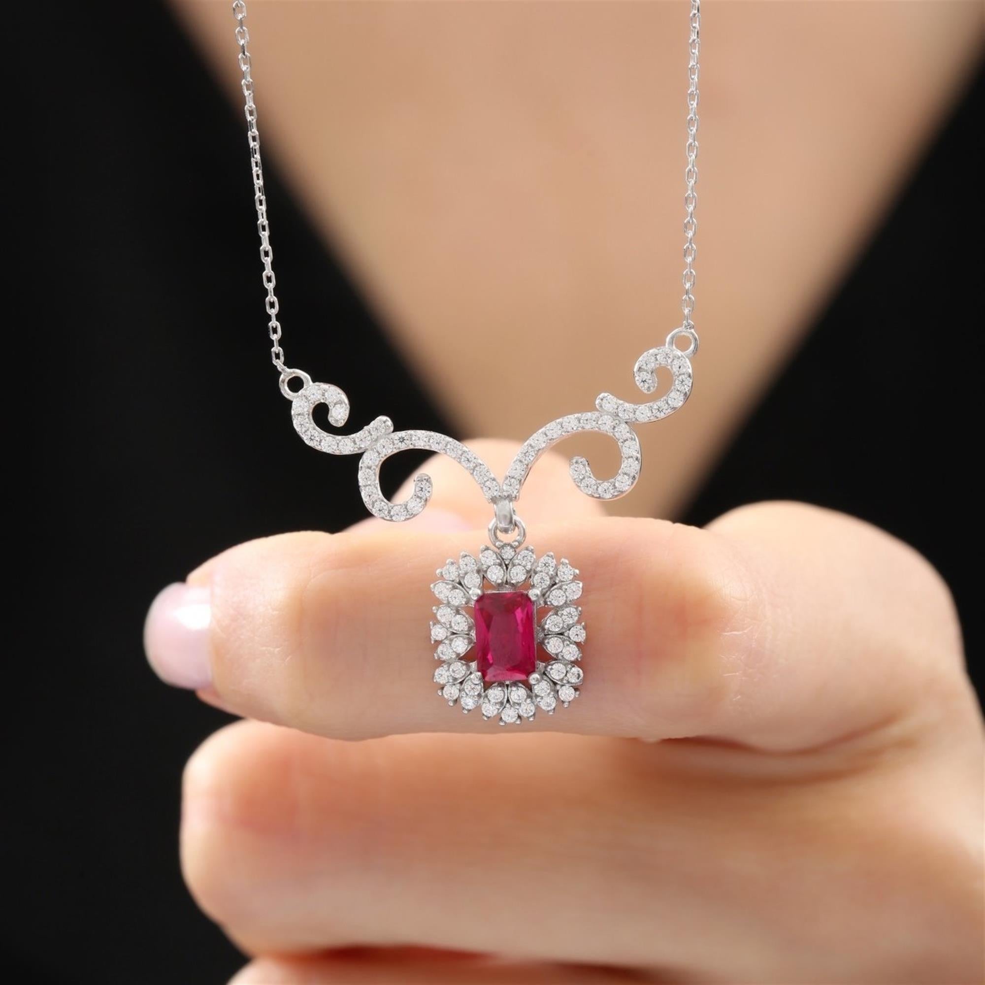 Collar plateado con diseño barroco y rubí sintético rodeado de pétalos de circonita – joya floral elegante