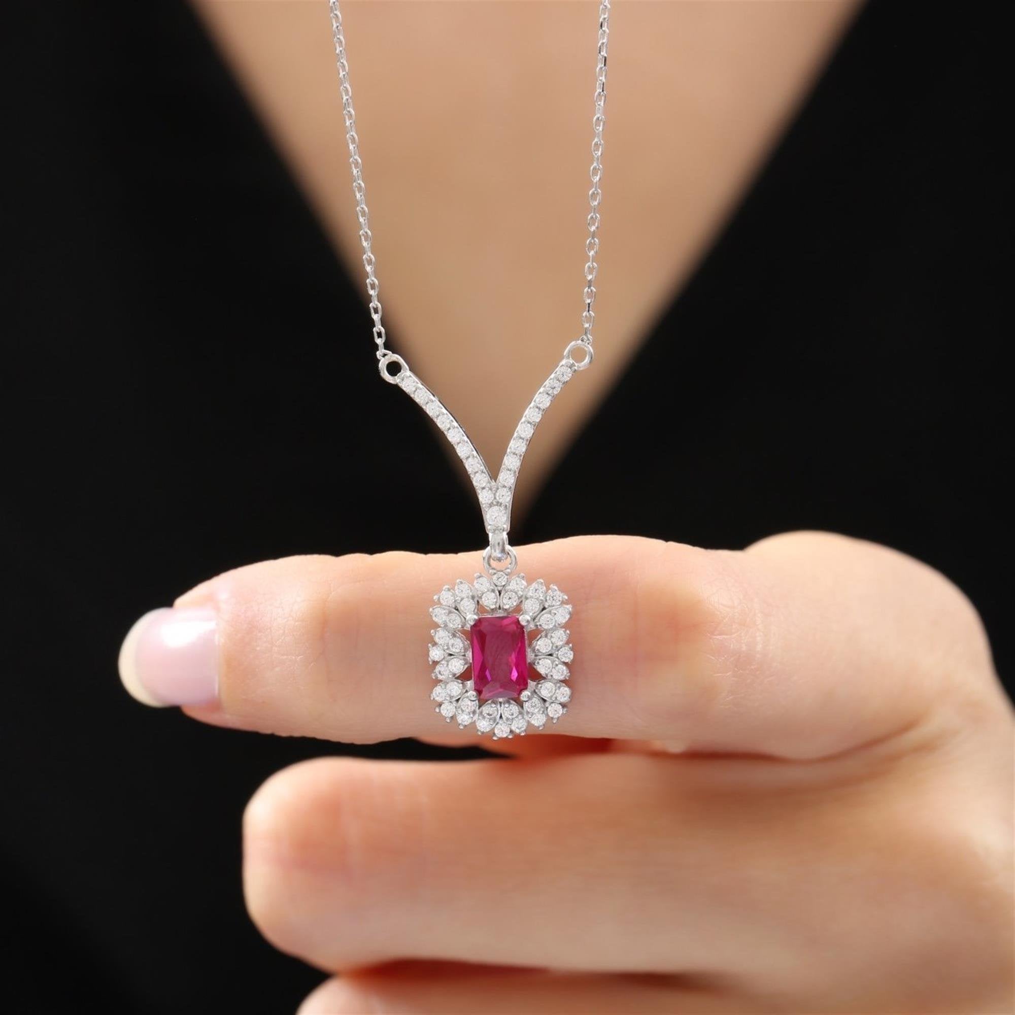 Collar plateado con piedra rubí de corte esmeralda y halo doble brillante – ideal para eventos especiales