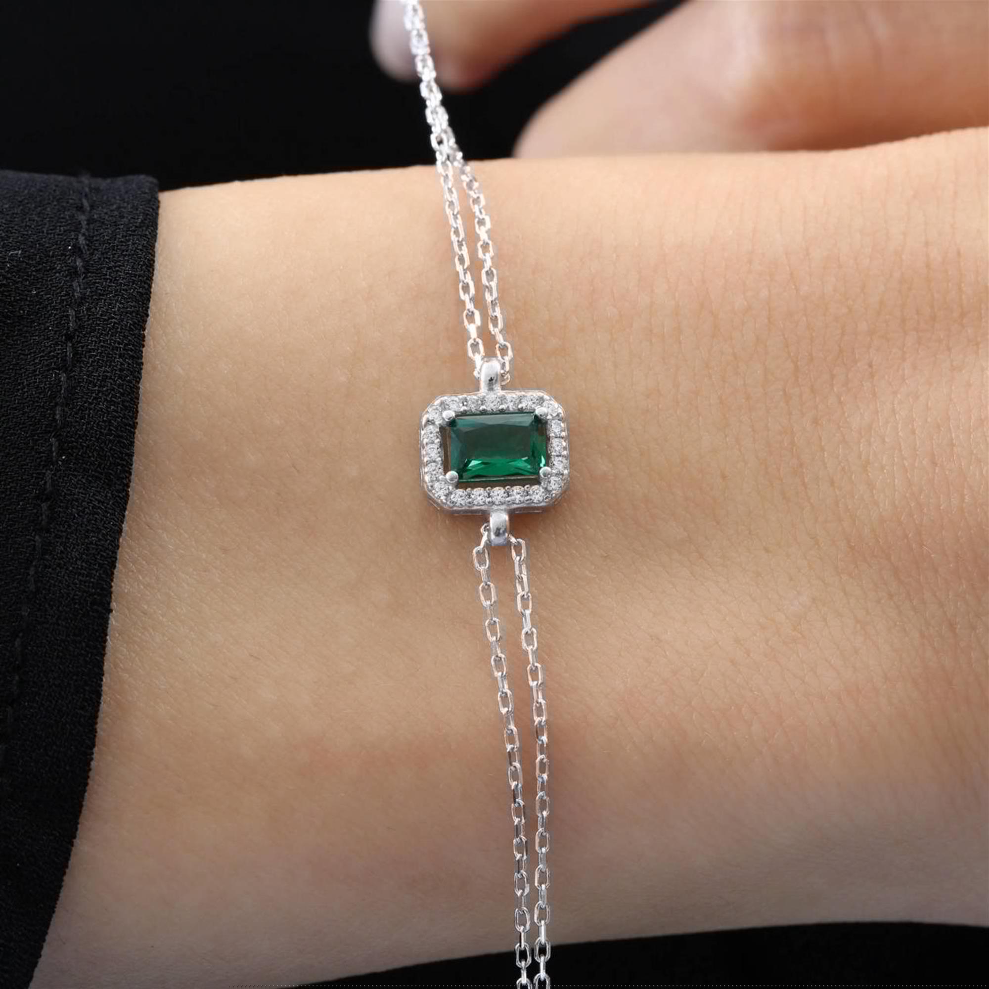 Pulsera de plata con piedra verde esmeralda rectangular y halo de circonitas en cadena doble