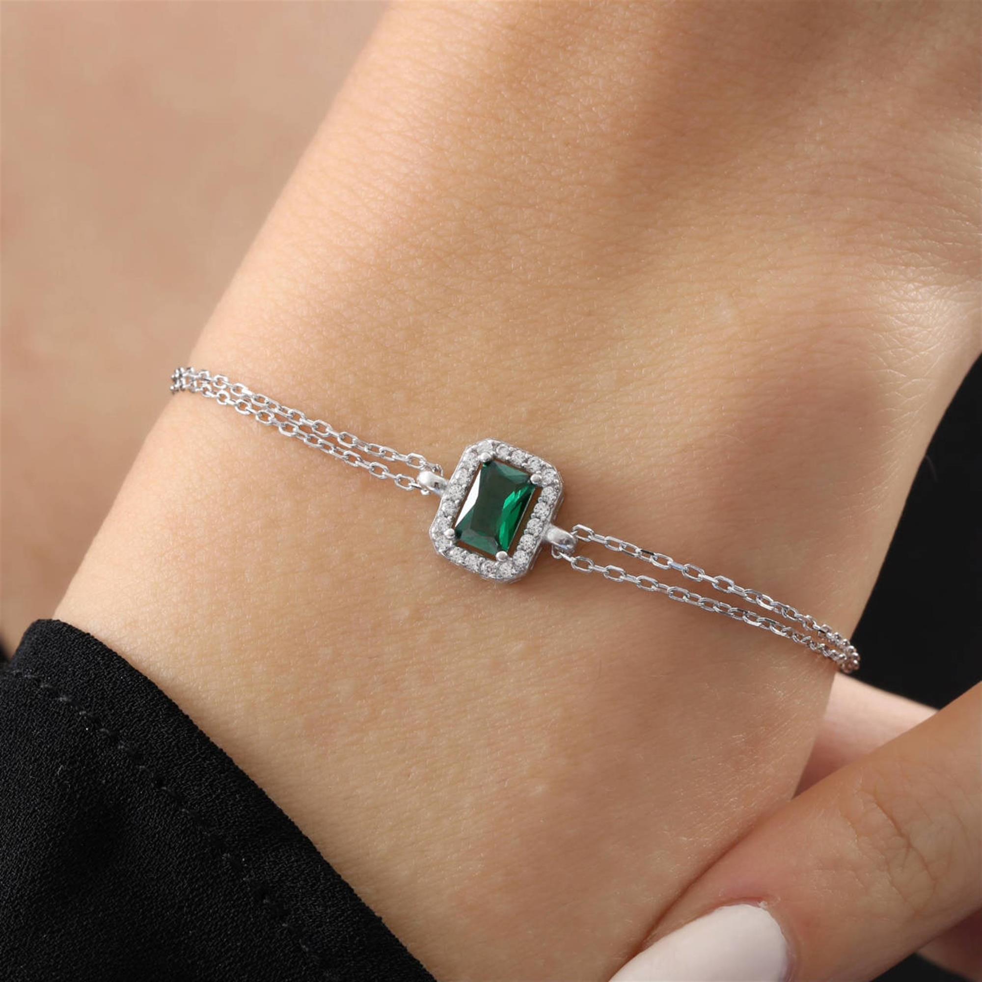 Silberarmband mit rechteckigem smaragdgrünem Stein und Zirkonia-Halo an Doppelkette