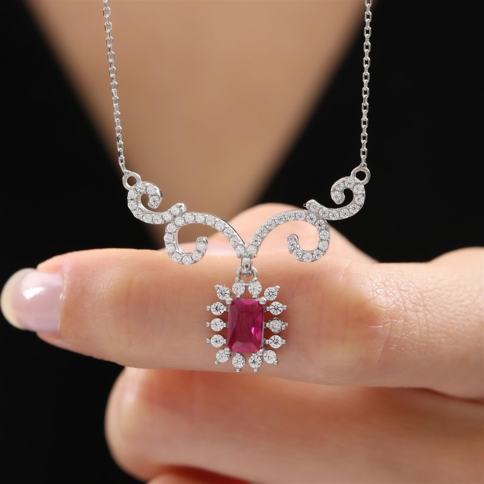 Collar ornamentado en tono plata con circonita baguette rubí y diseño de halo – joya de estilo real