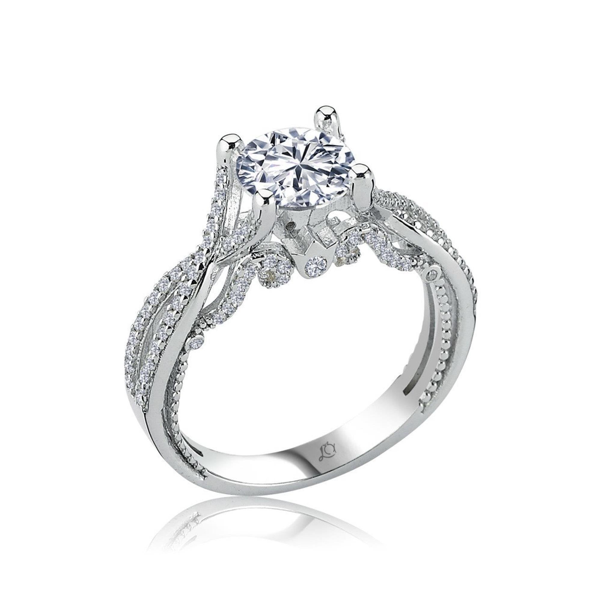 Anillo solitario de plata de ley con banda pavé torcida y piedra central de circonia de corte redondo brillante.